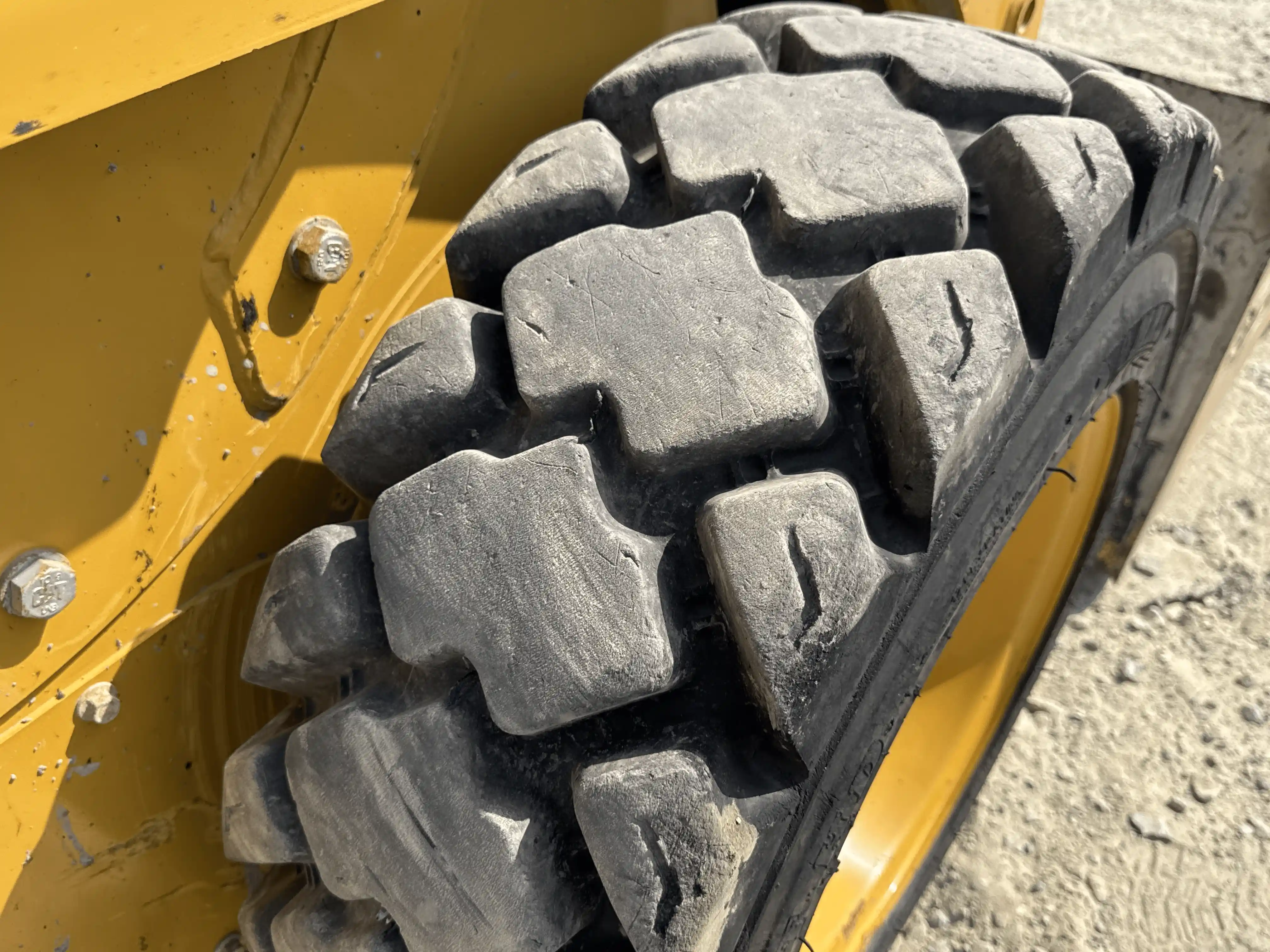 SSL-004-Cat-226B3-skid-steer-loader-inspection-chassis-right-front-tire-wheel-hub-condition-2
