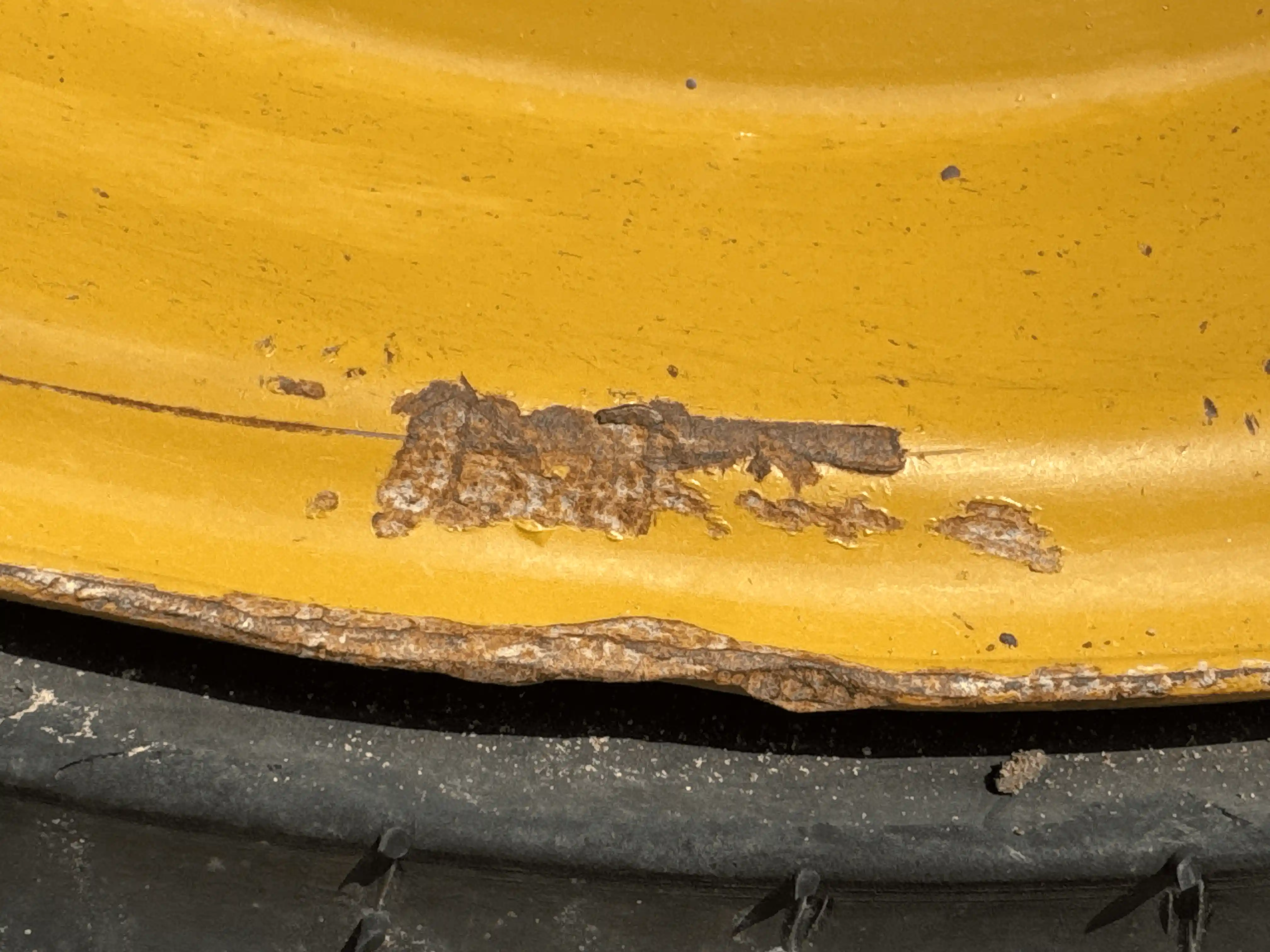 SSL-004-Cat-226B3-skid-steer-loader-inspection-chassis-right-front-tire-wheel-hub-condition-3
