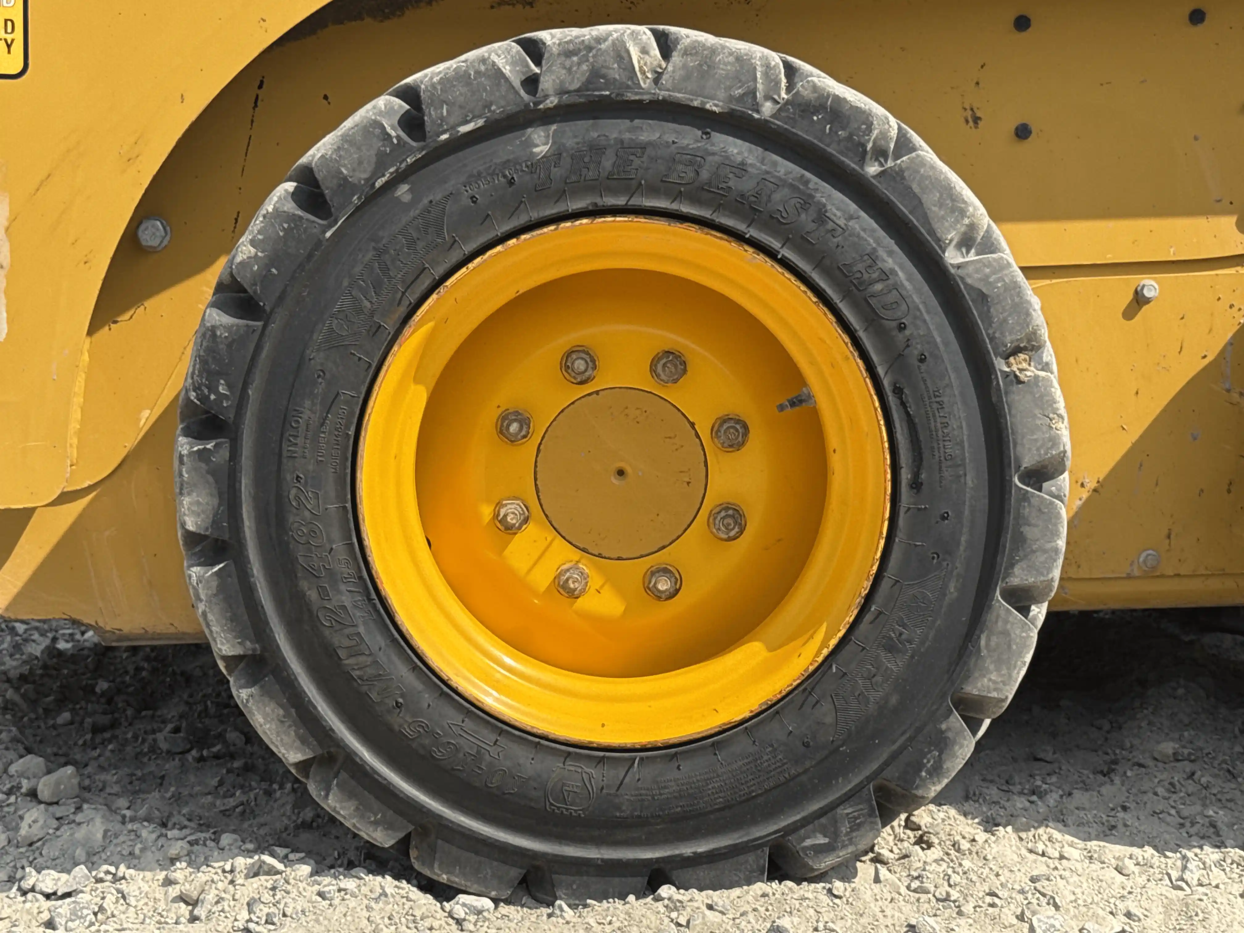 SSL-004-Cat-226B3-skid-steer-loader-inspection-chassis-right-front-tire-wheel-hub-condition-4
