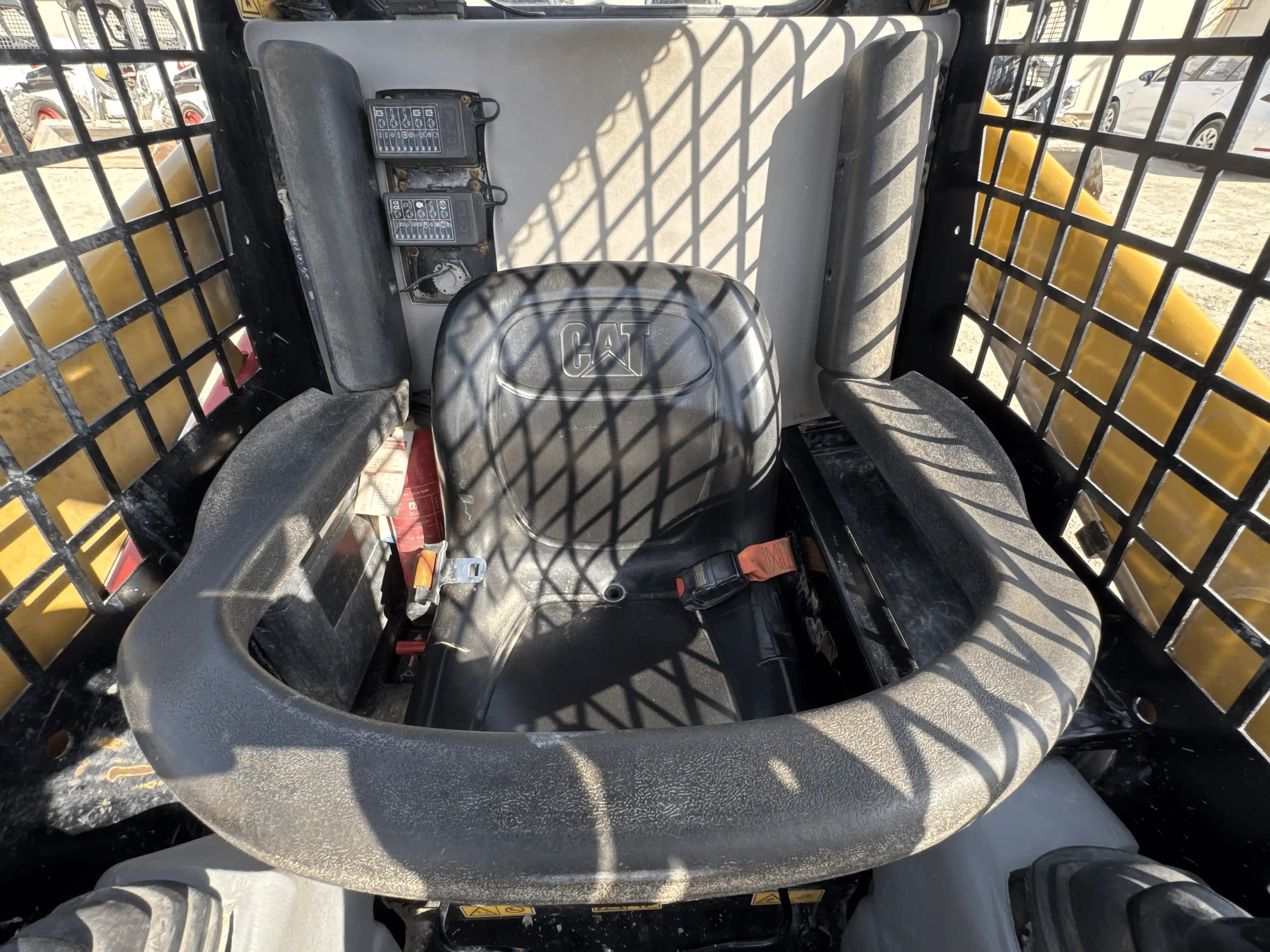 SSL-004-Cat-226B3-skid-steer-loader-inspection-cabin-seats-armrests-1