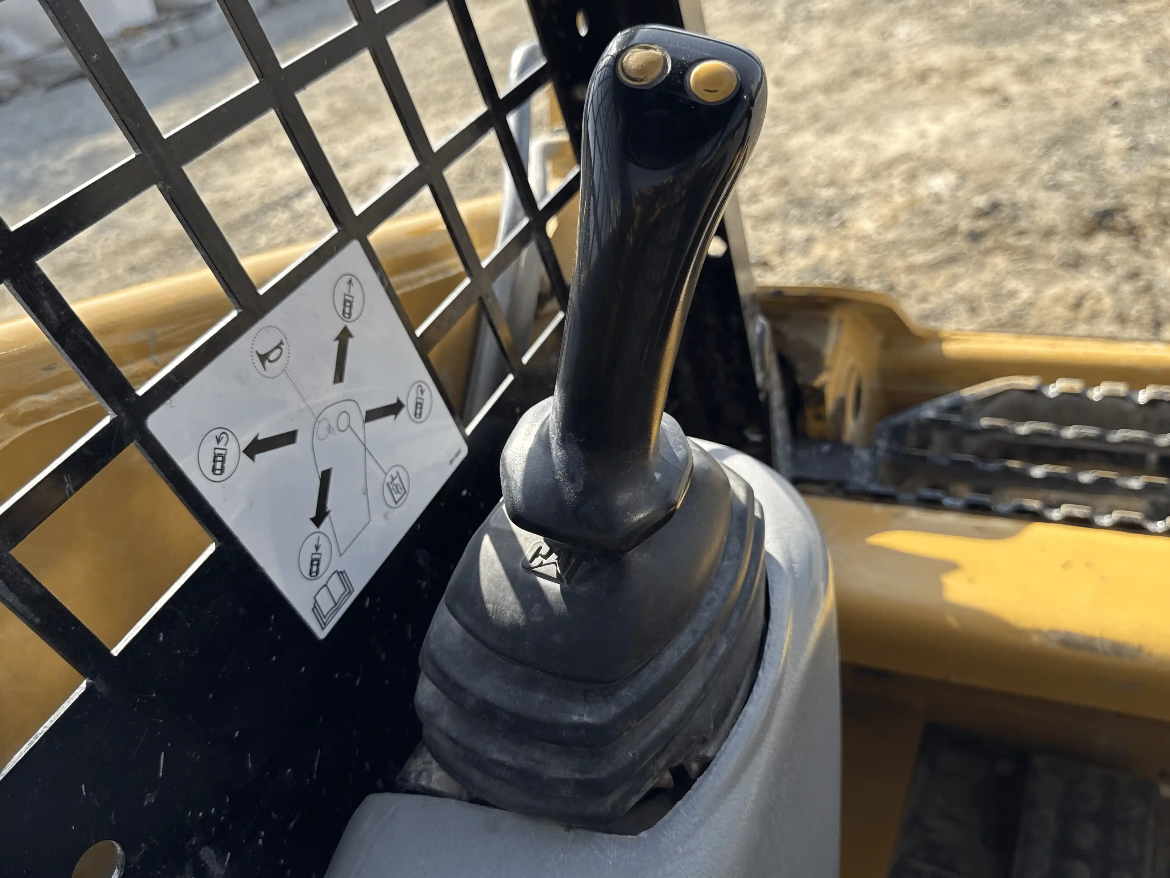 SSL-004-Cat-226B3-skid-steer-loader-inspection-cabin-joysticks-3