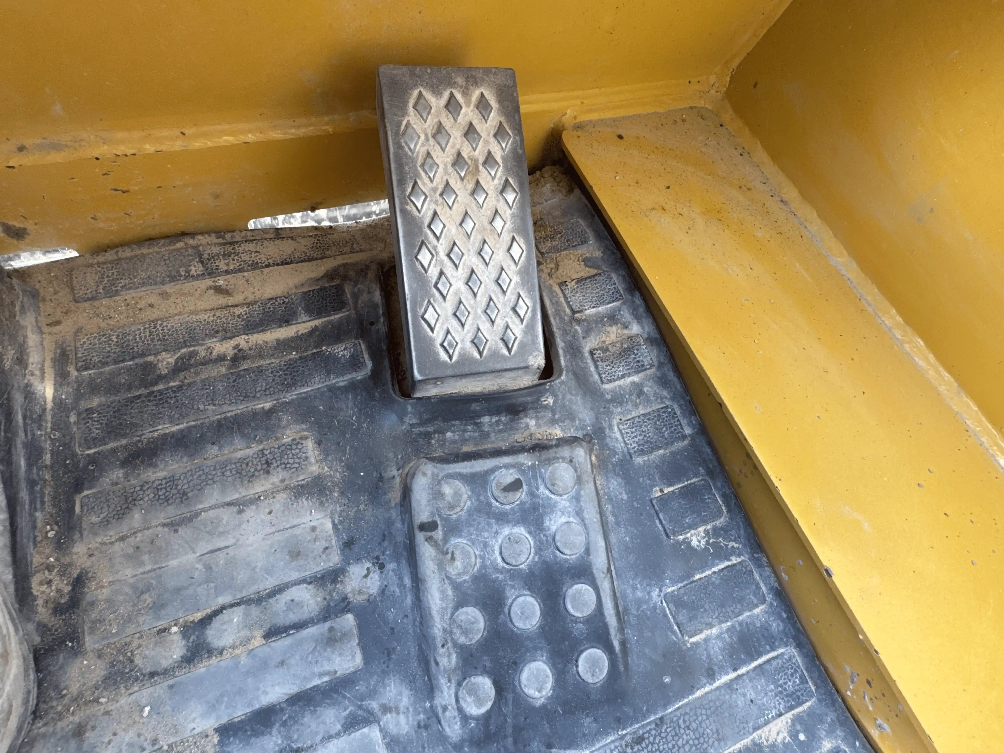SSL-004-Cat-226B3-skid-steer-loader-inspection-cabin-pedals