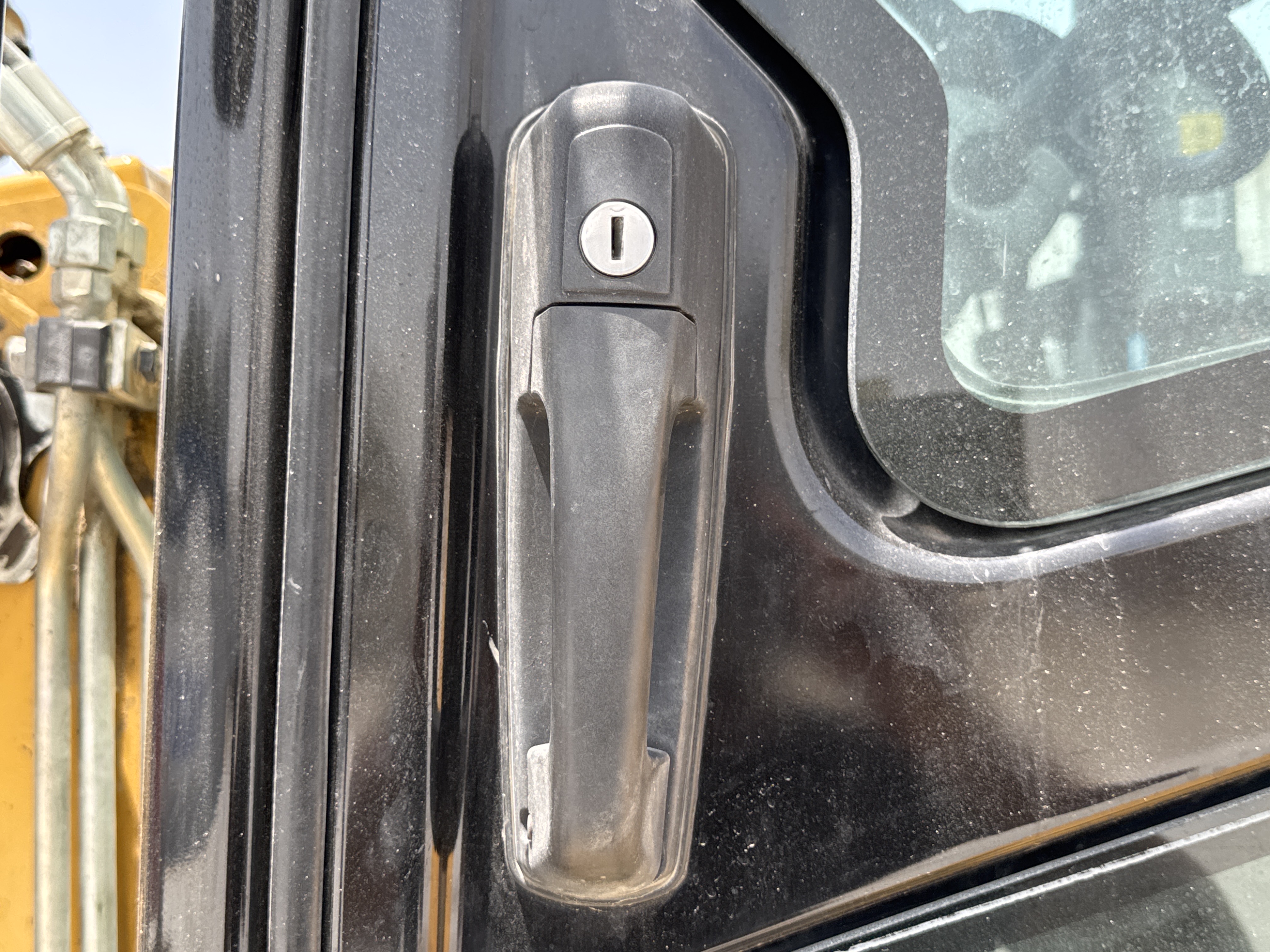 BHL-001-Cat-426F2-backhoe-loader-inspection-cabin-door-handles-1