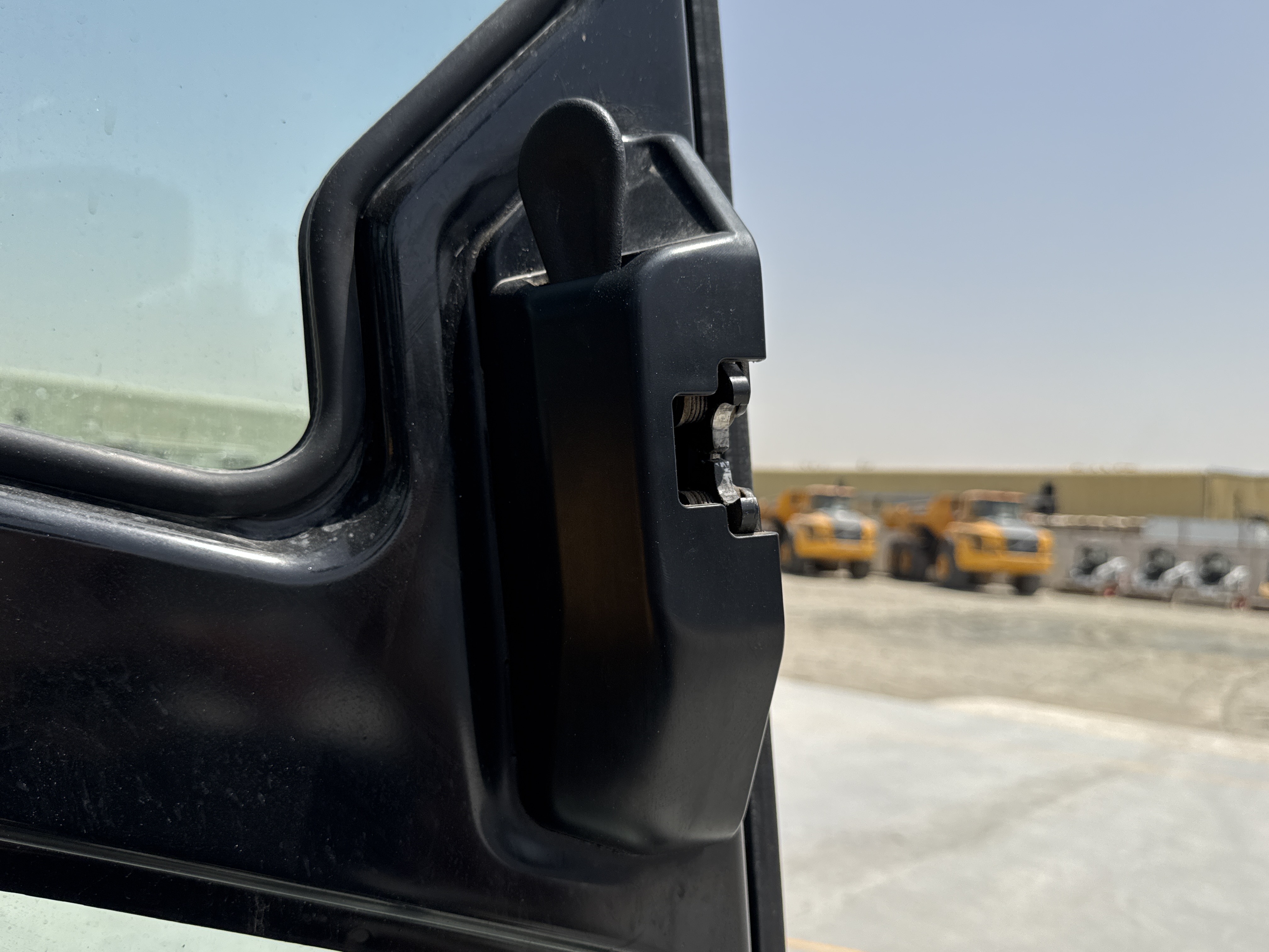 BHL-001-Cat-426F2-backhoe-loader-inspection-cabin-door-handles-2