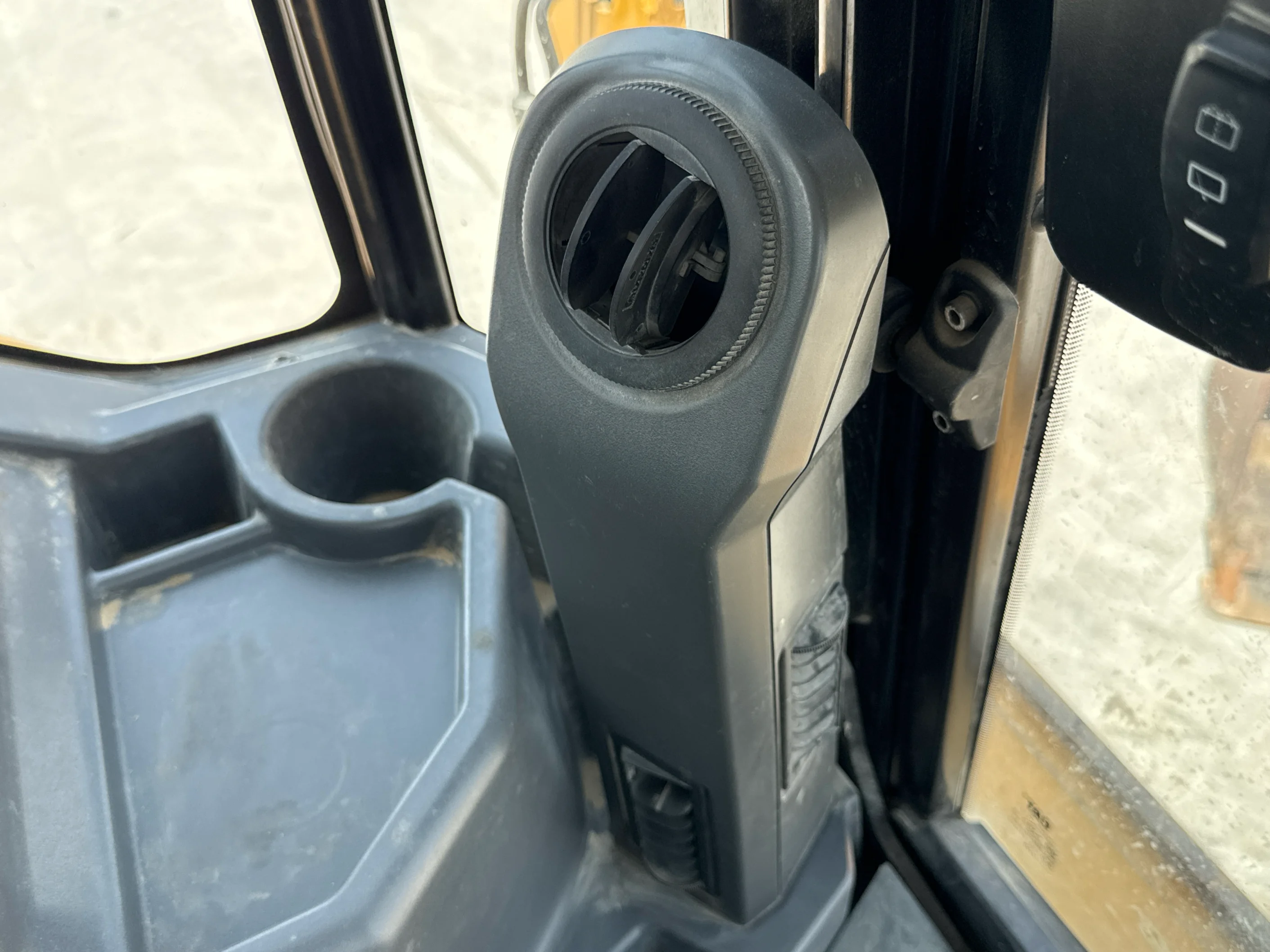 BHL-001-Cat-426F2-backhoe-loader-inspection-air-conditioning-vents-and-air-flow-4