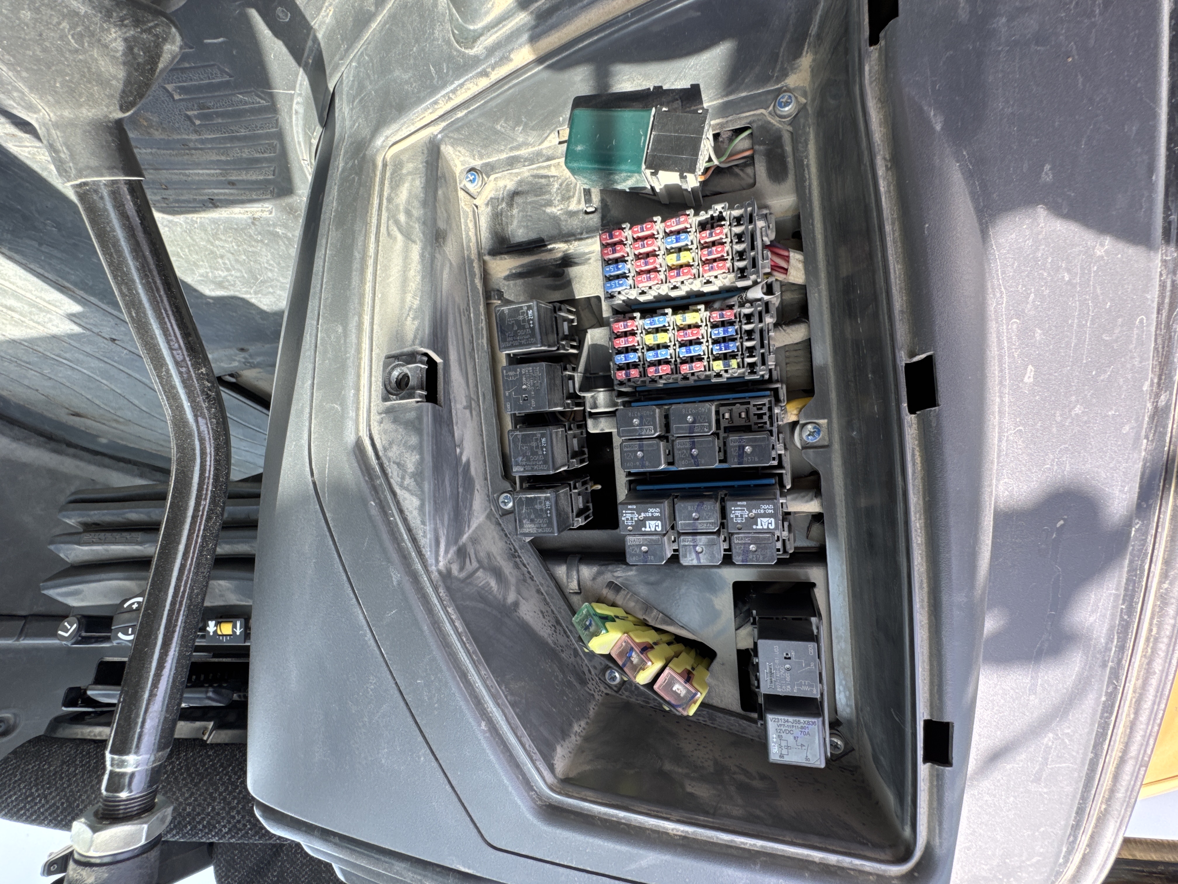 BHL-001-Cat-426F2-backhoe-loader-inspection-electronic-fuse-box-1