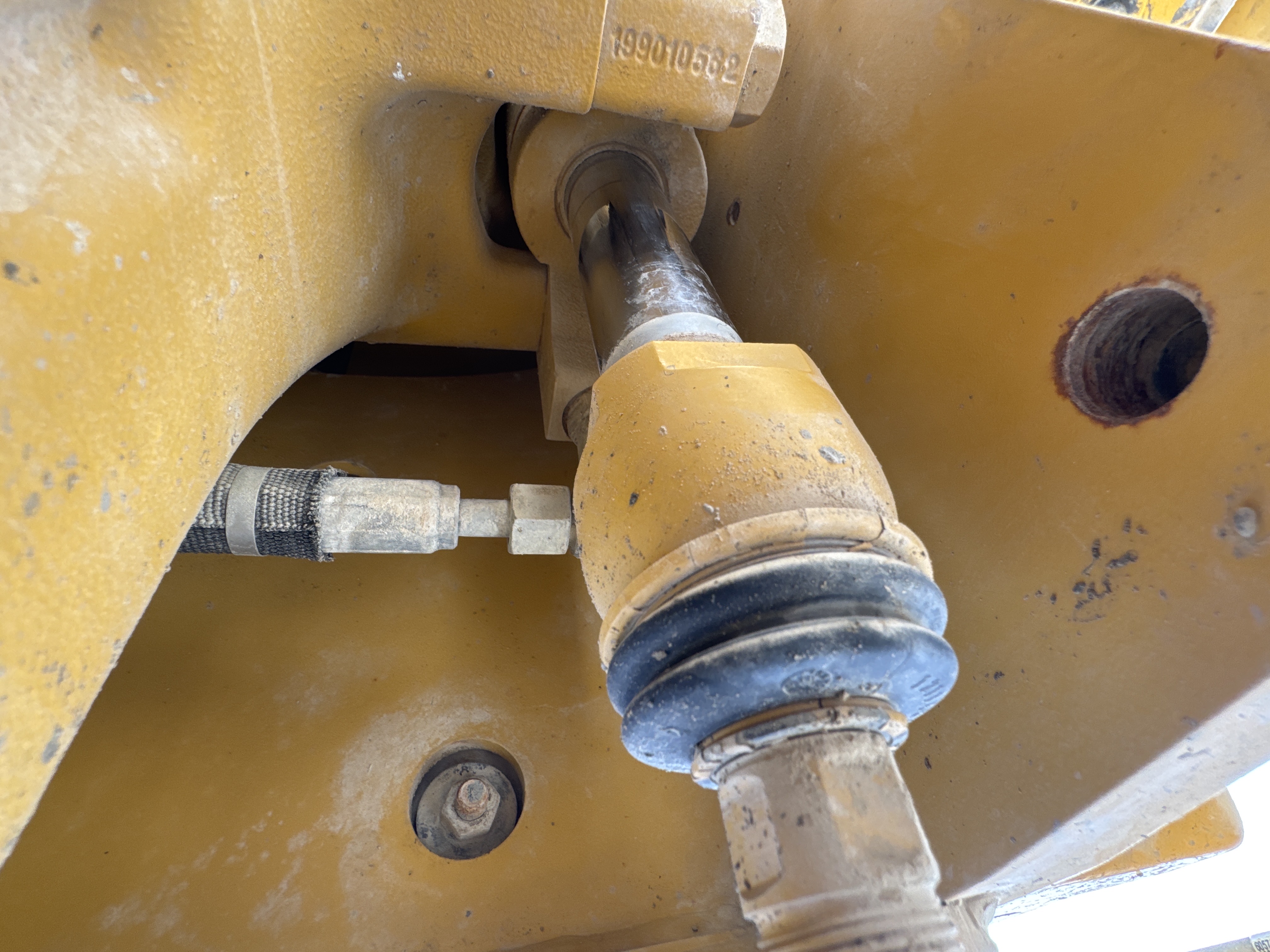 BHL-001-Cat-426F2-backhoe-loader-inspection-hydraulics-steering-cylinders-2