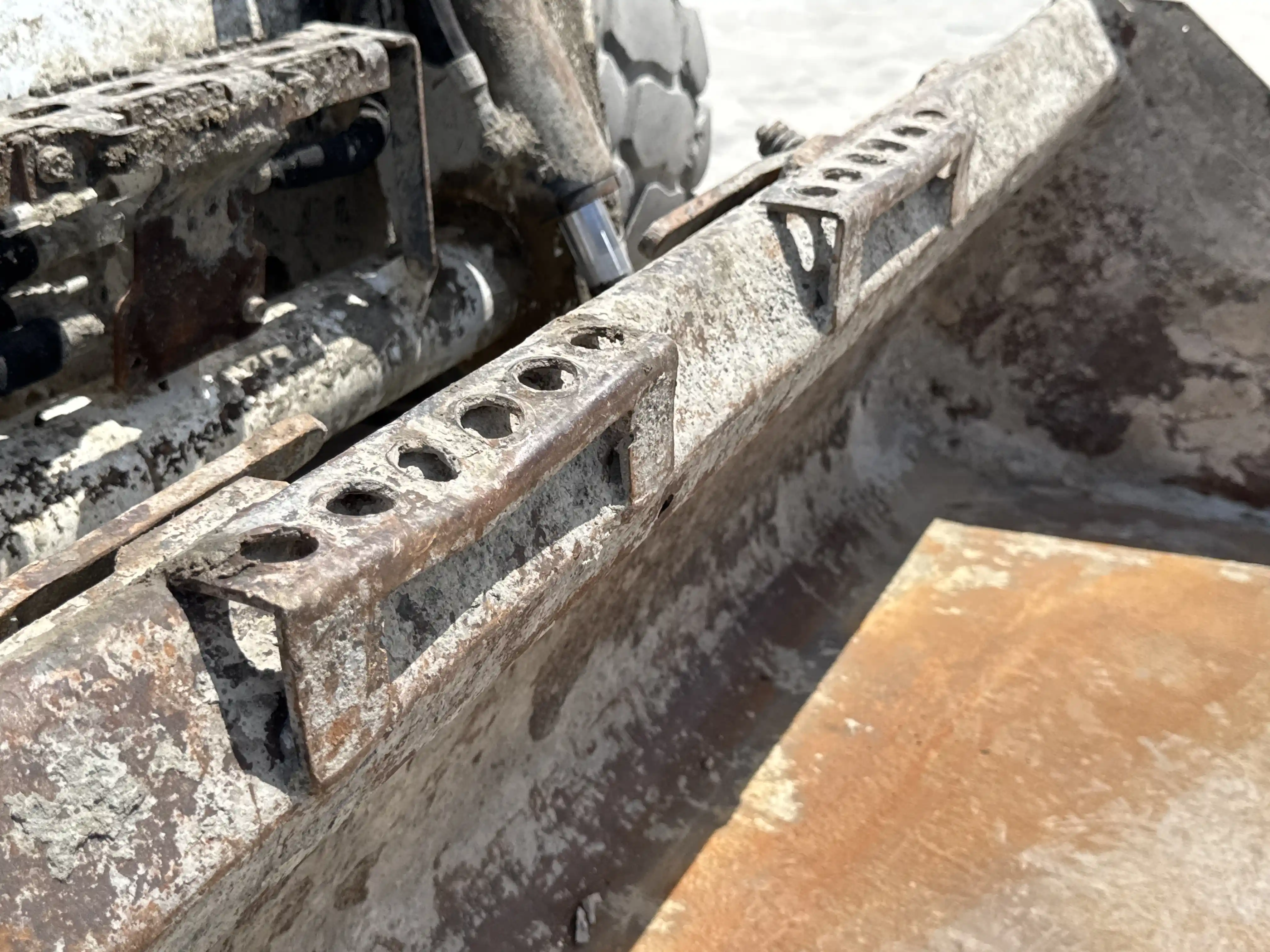 SSL-005-Bobcat-S510-skid-steer-loader-inspection-structure-steps-ladders-1