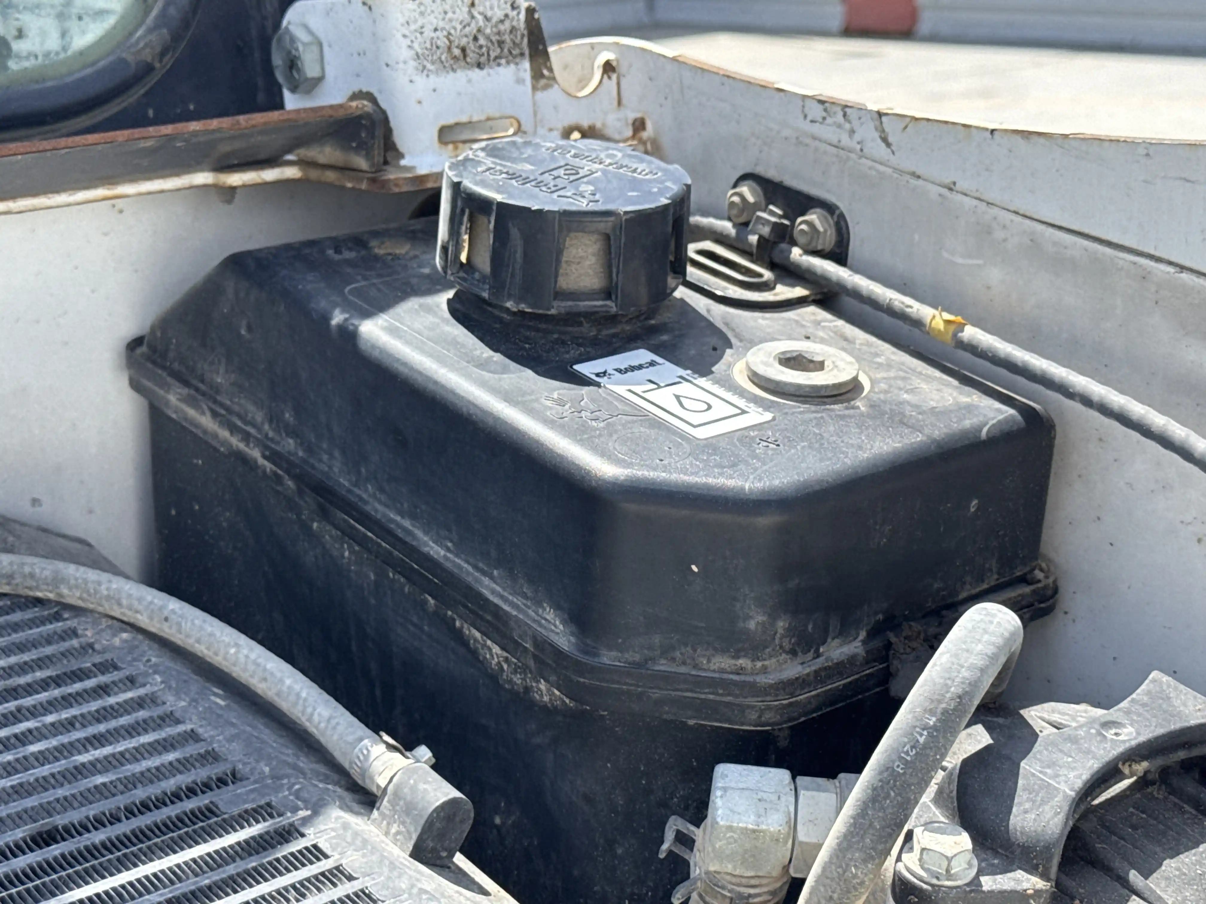 SSL-005-Bobcat-S510-skid-steer-loader-inspection-hydraulics-hydraulic-tank-1
