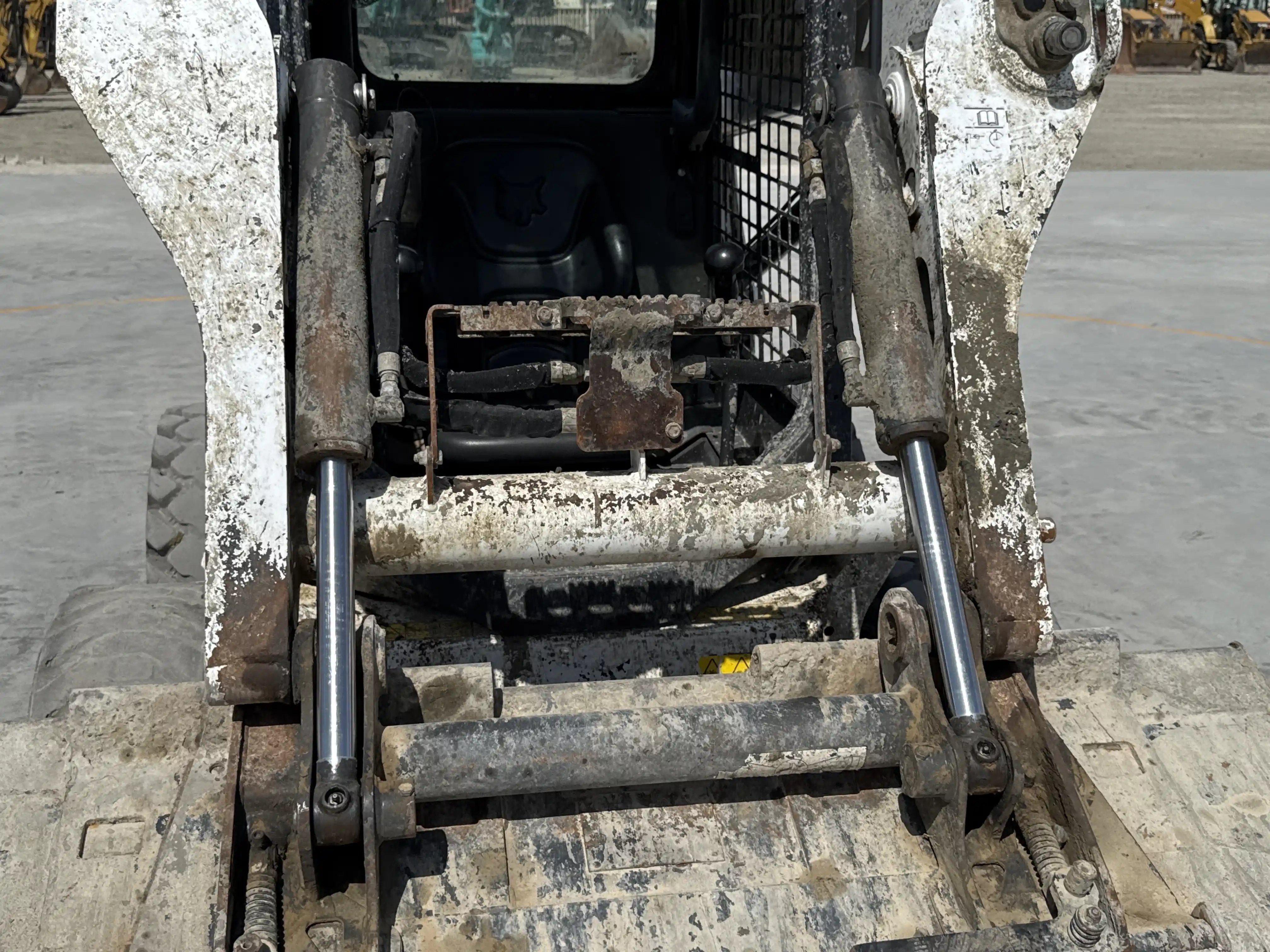 SSL-005-Bobcat-S510-skid-steer-loader-inspection-hydraulics-bucket-tilt-cylinders-1