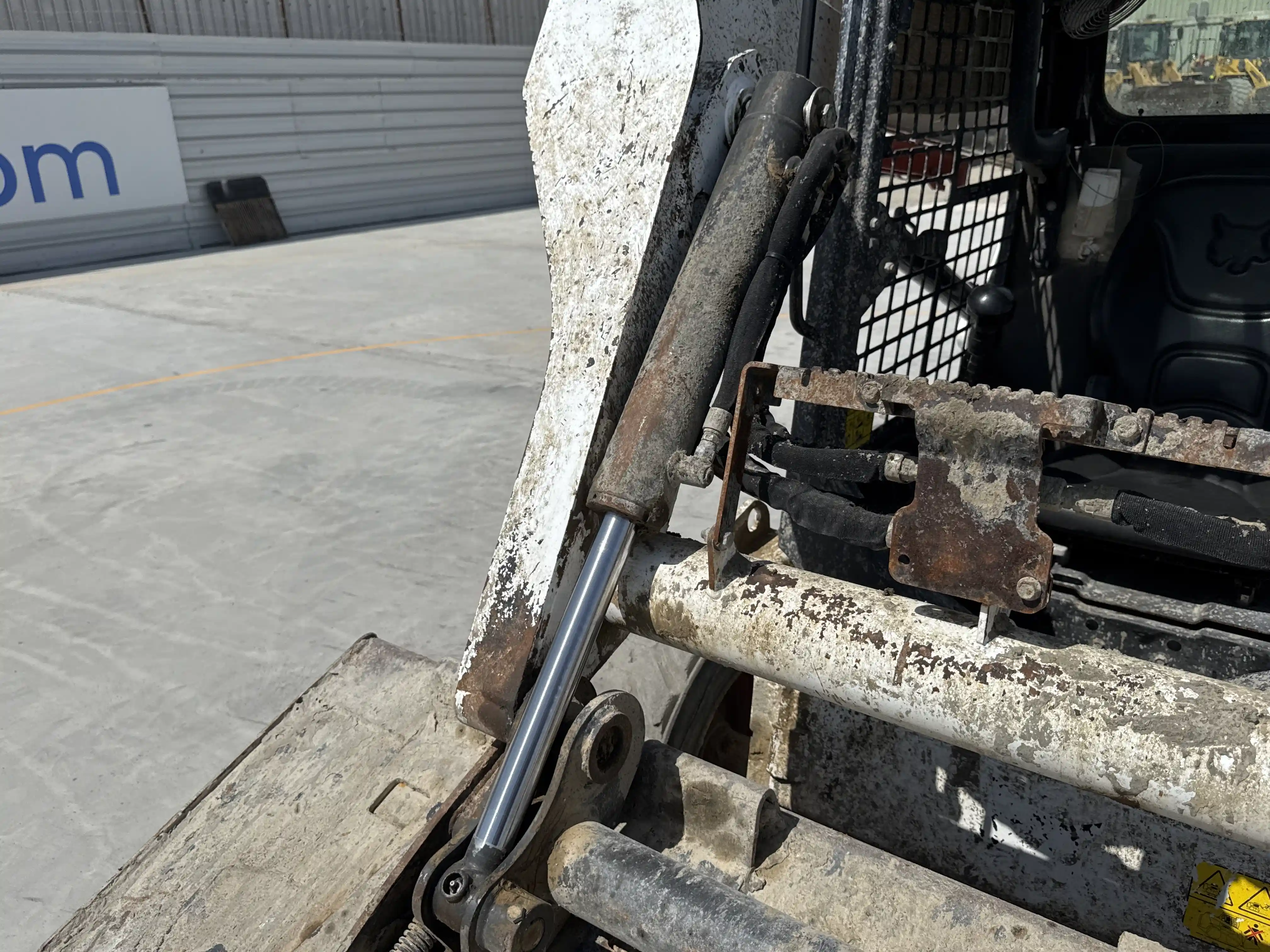 SSL-005-Bobcat-S510-skid-steer-loader-inspection-hydraulics-bucket-tilt-cylinders-2