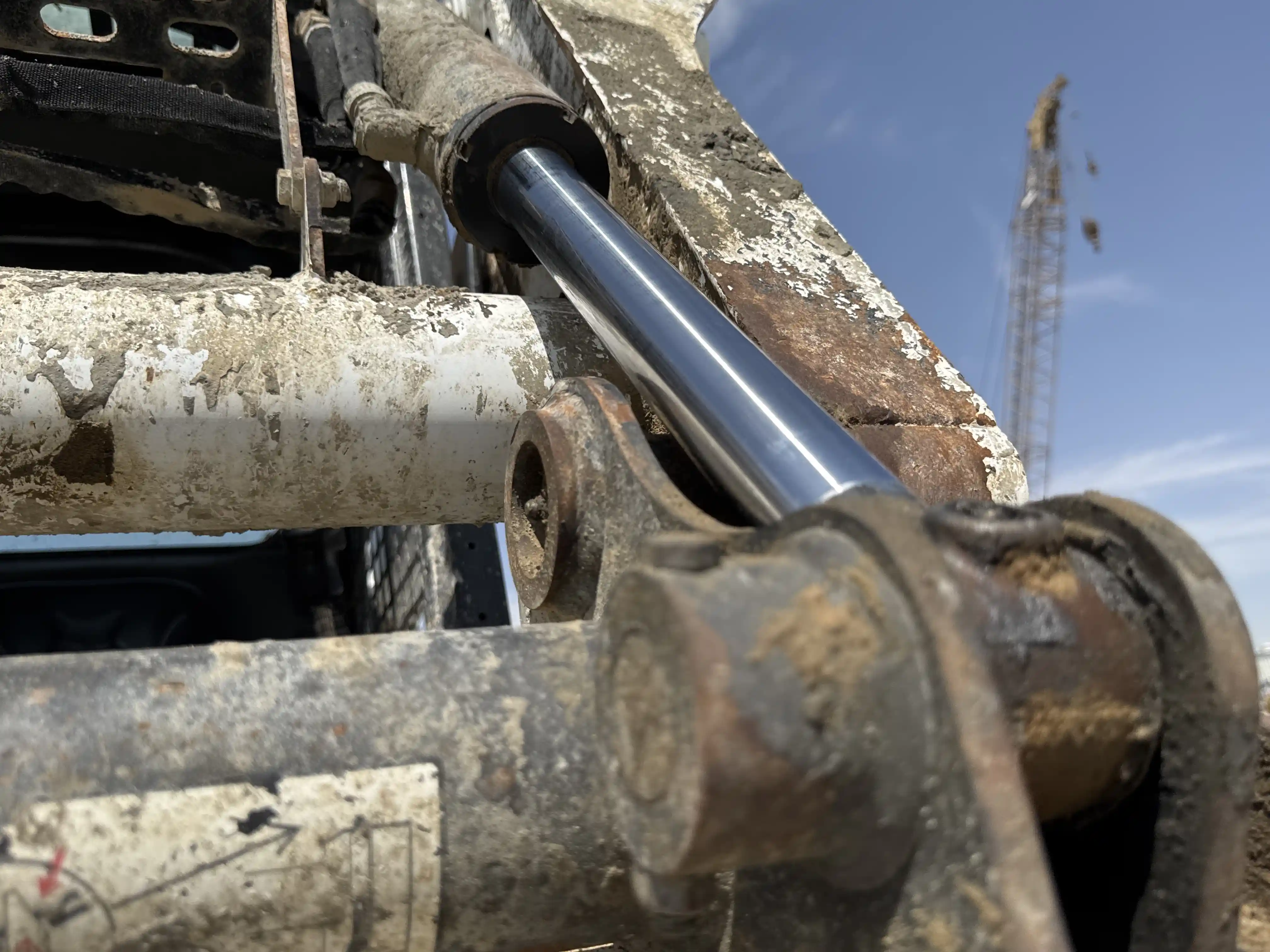 SSL-005-Bobcat-S510-skid-steer-loader-inspection-hydraulics-bucket-tilt-cylinders-3