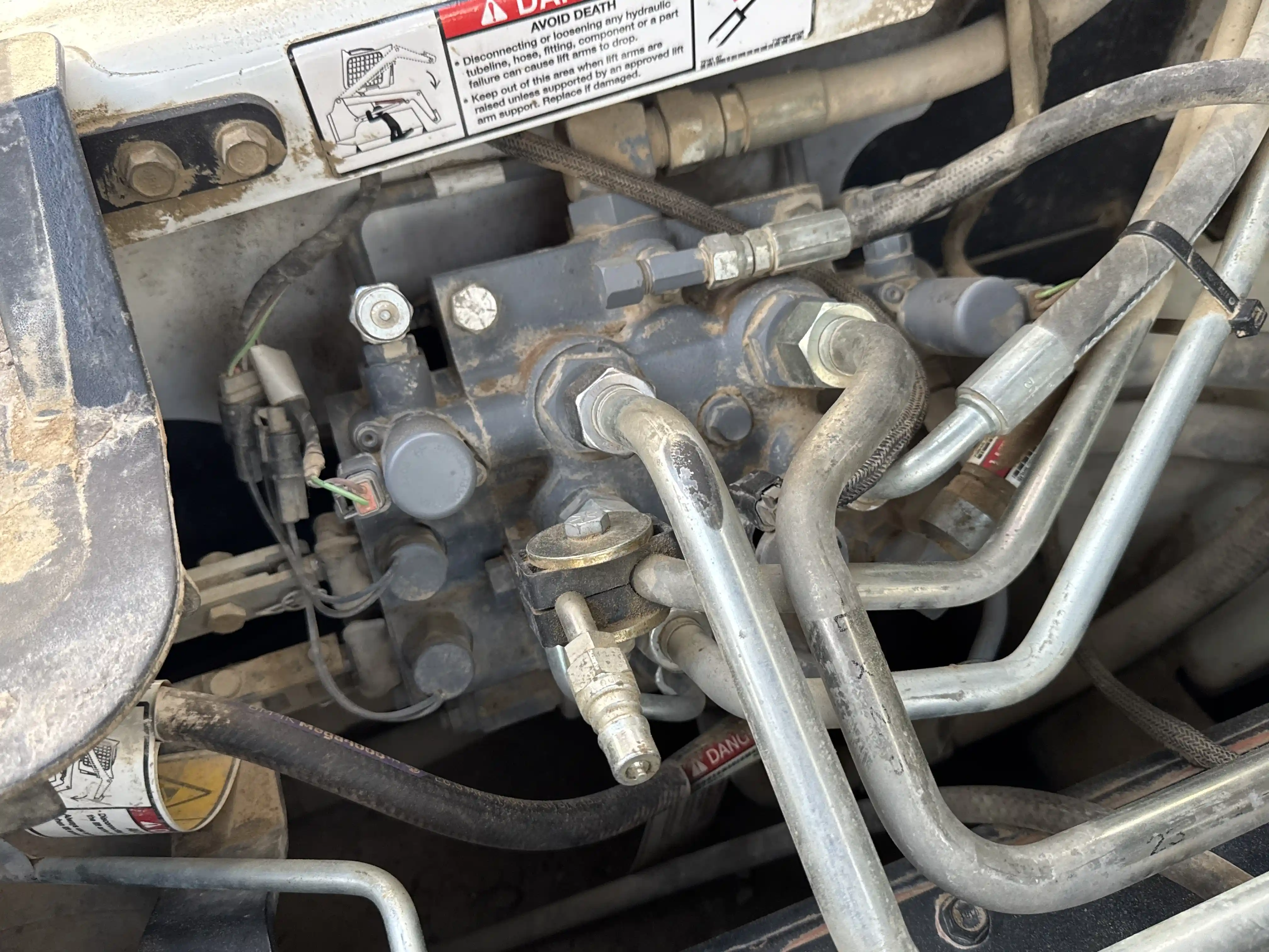 SSL-005-Bobcat-S510-skid-steer-loader-inspection-hydraulics-main-control-valve-MCV-1