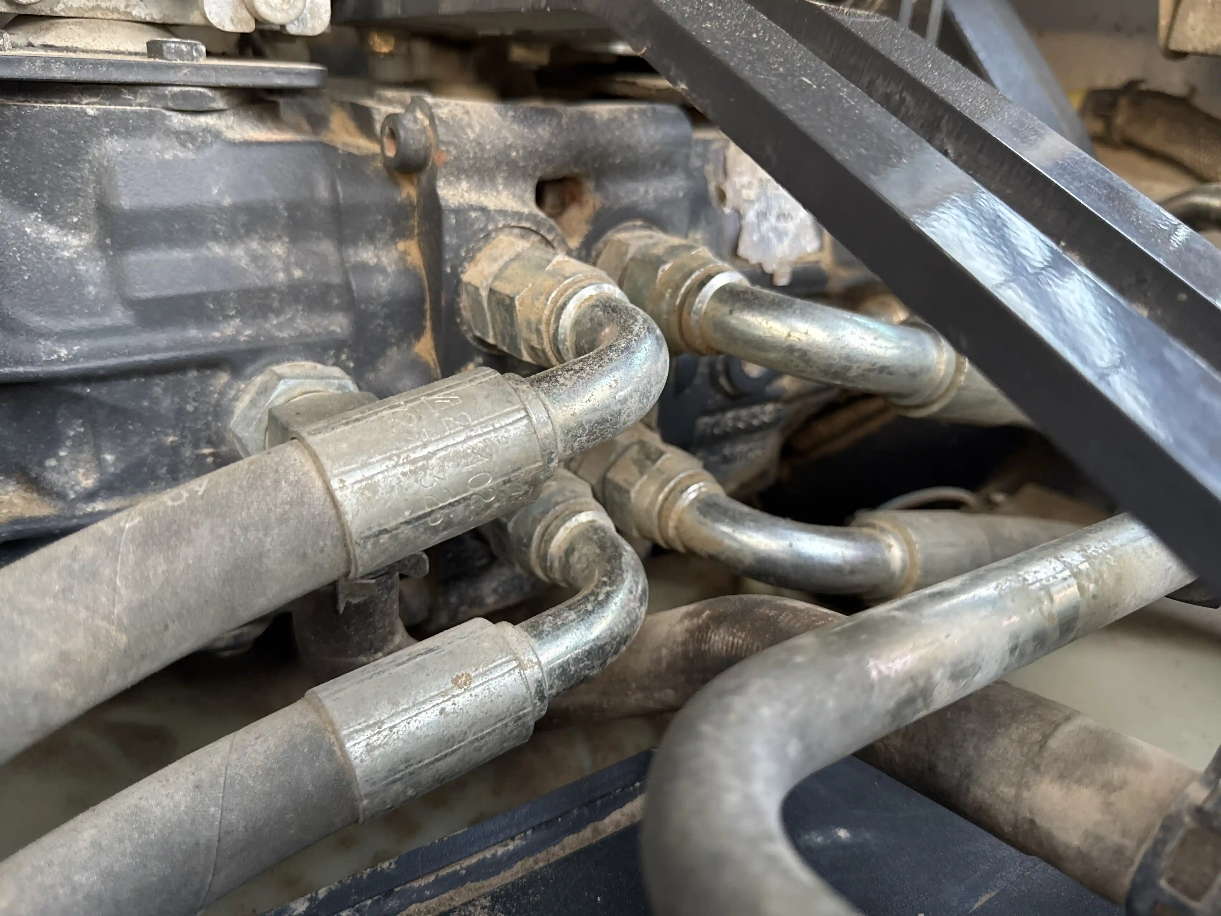 SSL-005-Bobcat-S510-skid-steer-loader-inspection-hydraulics-hydraulic-hoses-and-lines-1