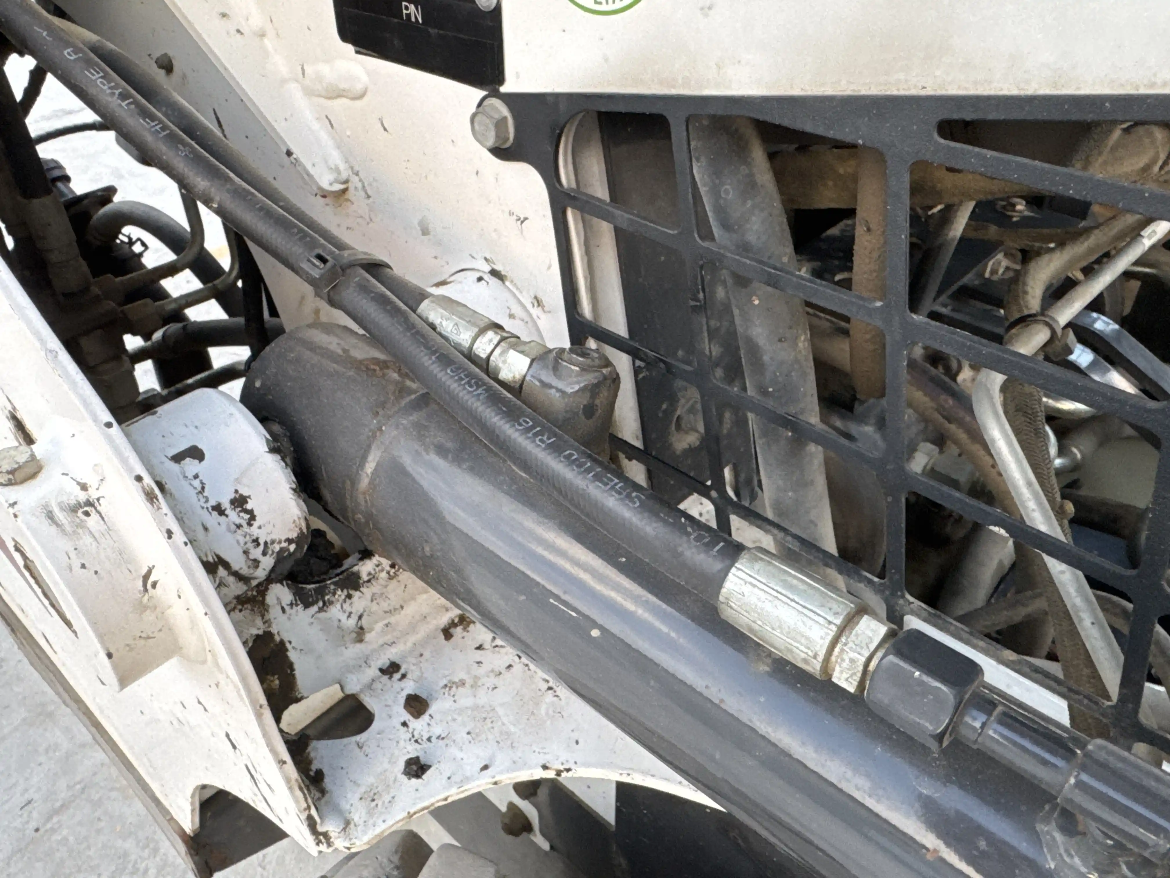 SSL-005-Bobcat-S510-skid-steer-loader-inspection-hydraulics-hydraulic-hoses-and-lines-2