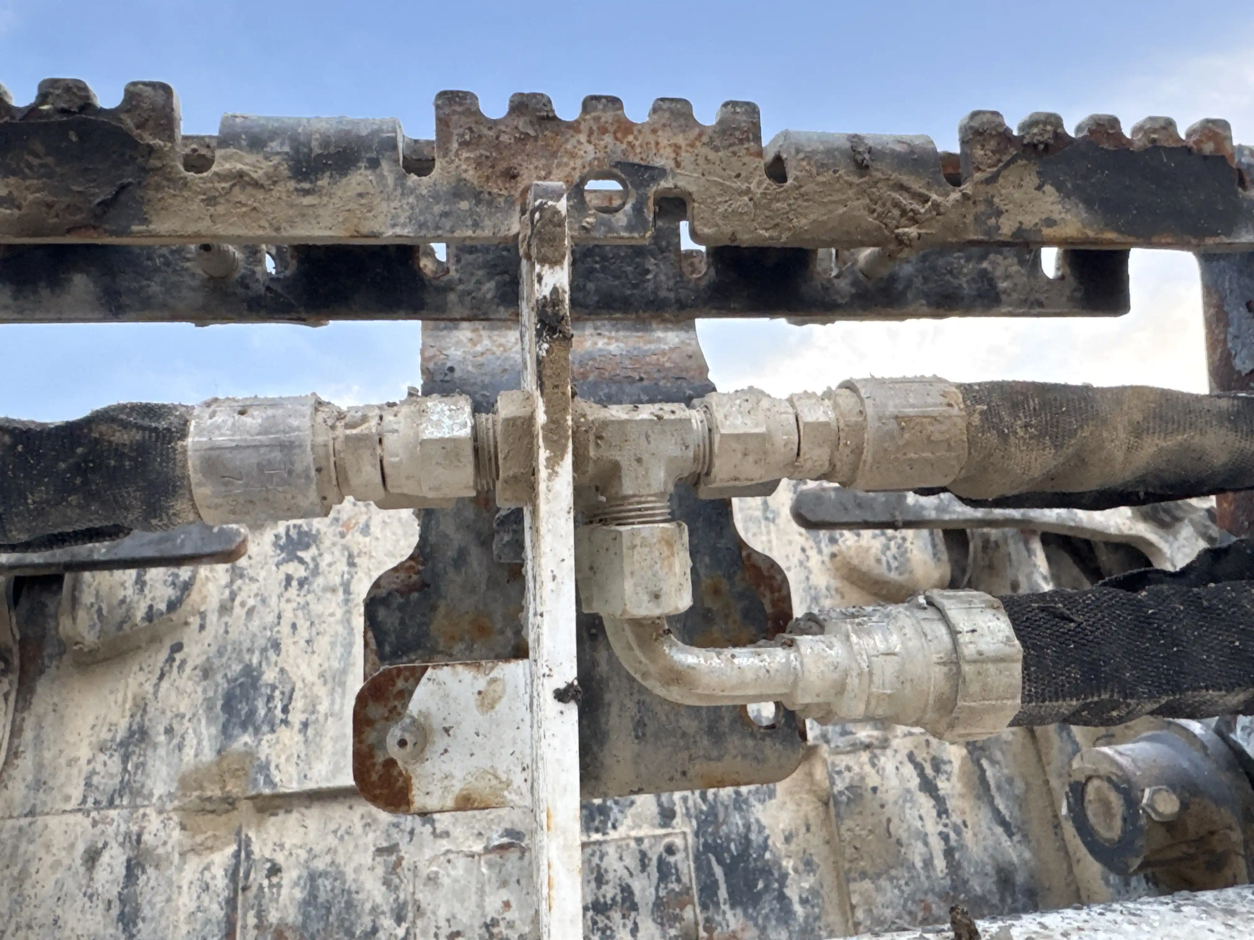 SSL-005-Bobcat-S510-skid-steer-loader-inspection-hydraulics-hydraulic-hoses-and-lines-4