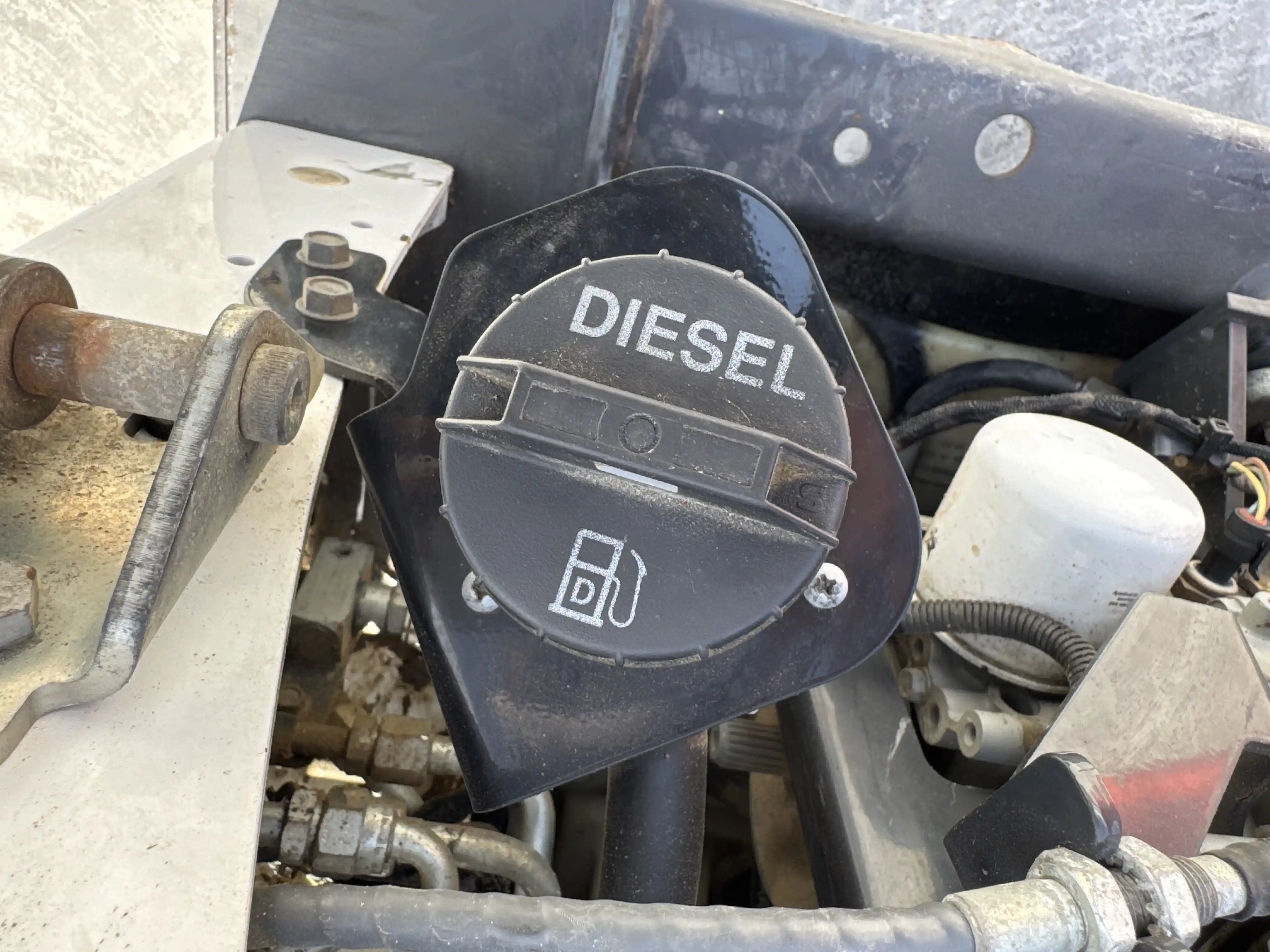 SSL-005-Bobcat-S510-skid-steer-loader-inspection-engine-fuel-tank-2