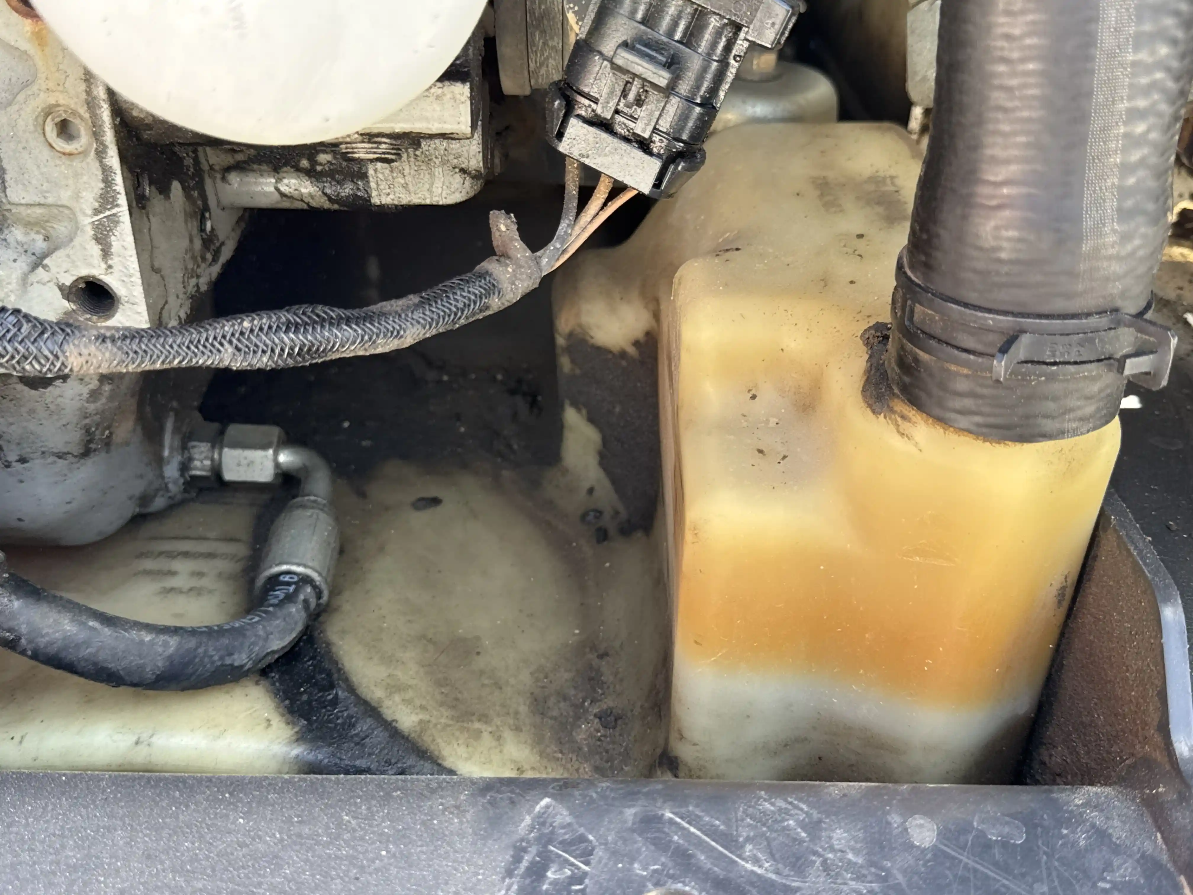 SSL-005-Bobcat-S510-skid-steer-loader-inspection-engine-fuel-tank-3