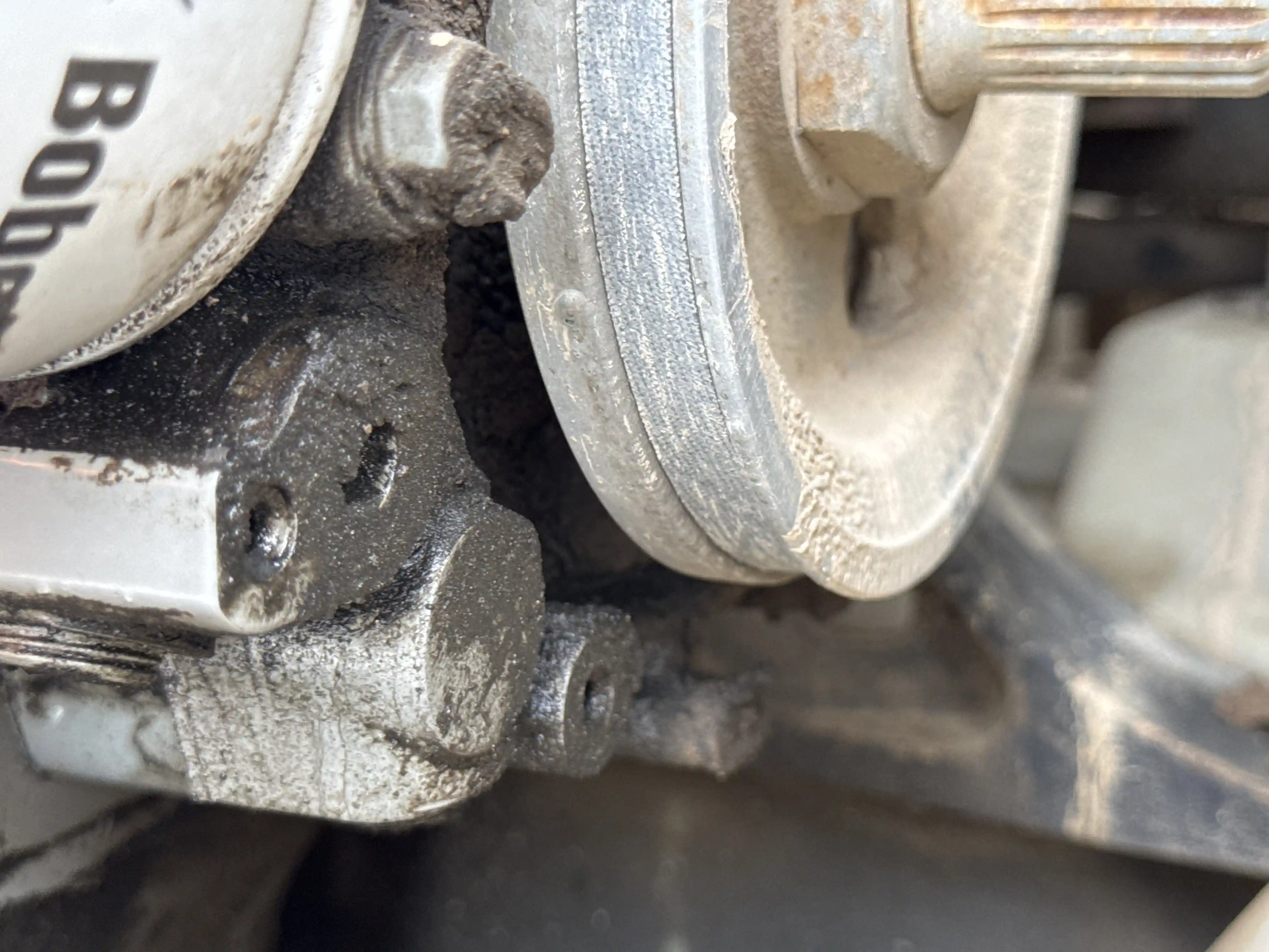 SSL-005-Bobcat-S510-skid-steer-loader-inspection-engine-engine-oil-leaks-5