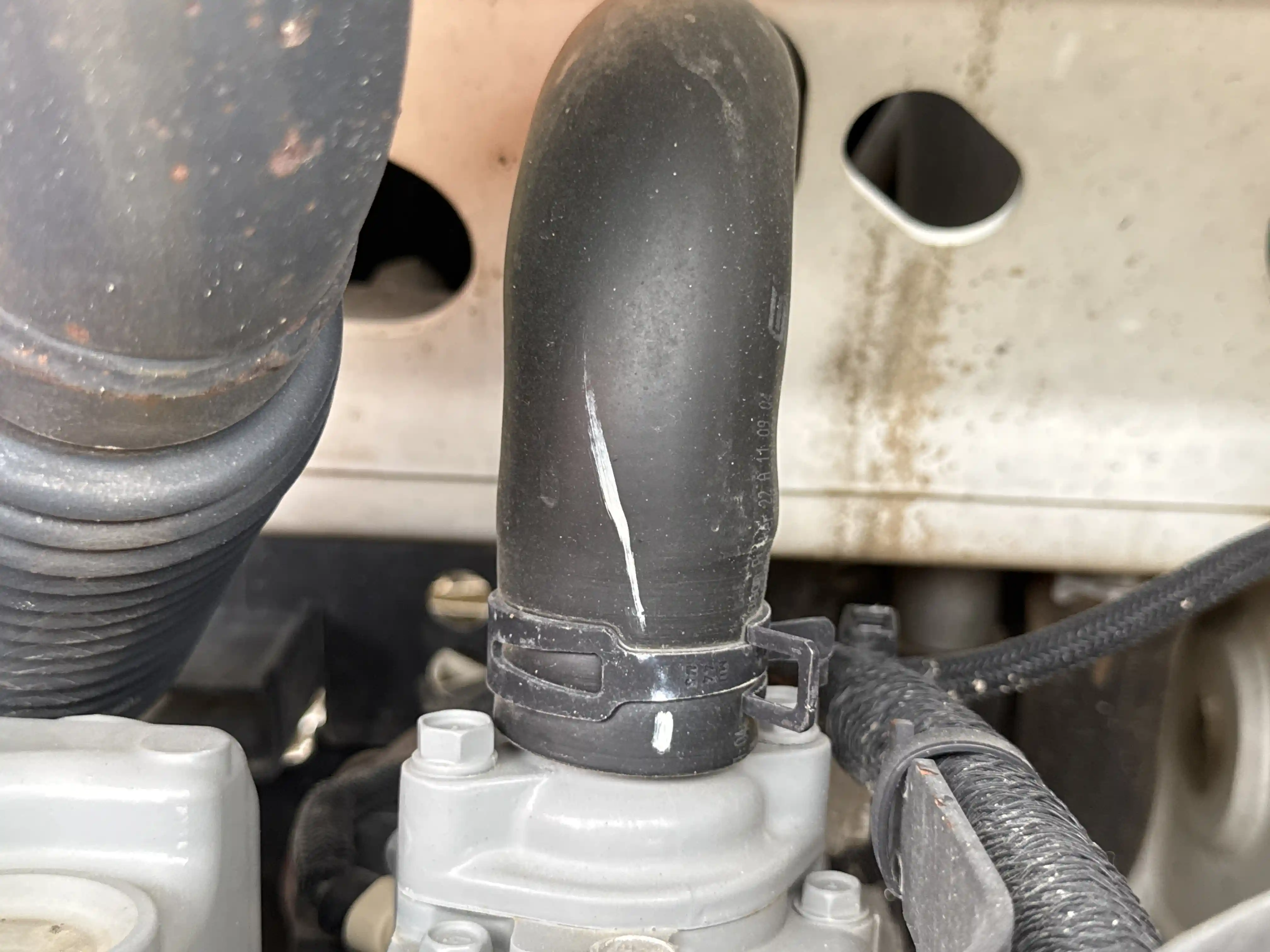 SSL-005-Bobcat-S510-skid-steer-loader-inspection-engine-hoses-1