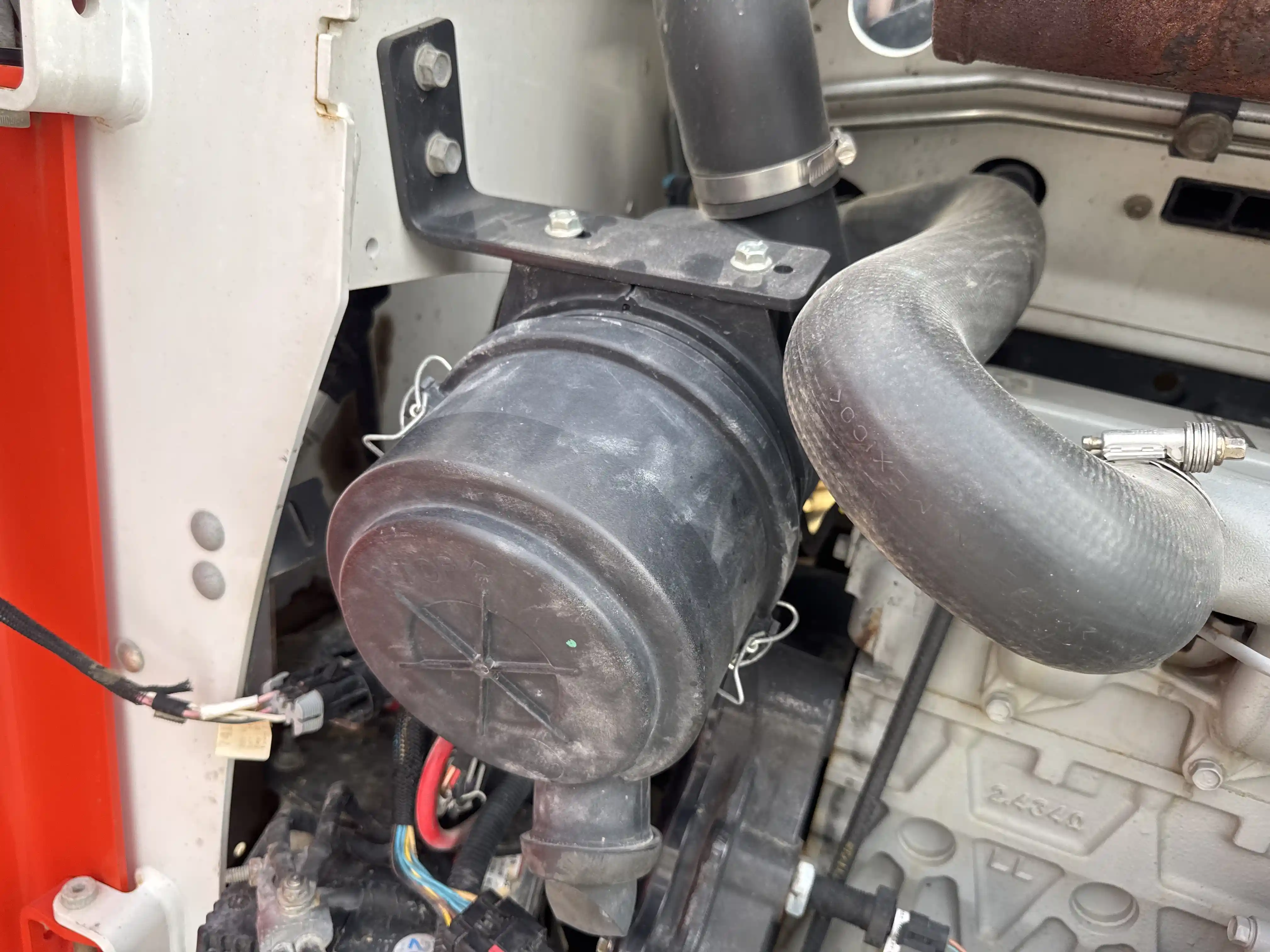 SSL-005-Bobcat-S510-skid-steer-loader-inspection-engine-air-intake-system-2
