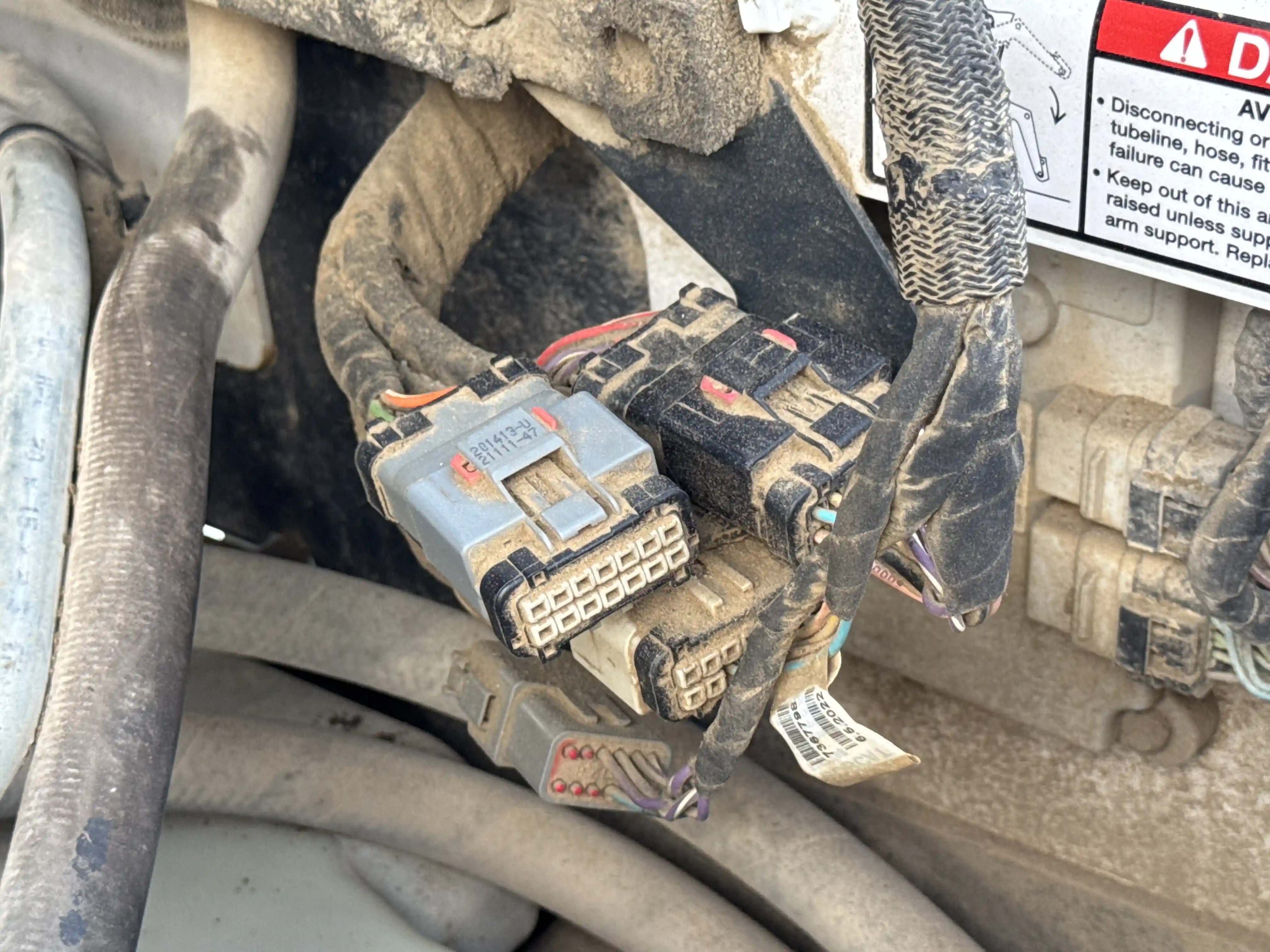SSL-005-Bobcat-S510-skid-steer-loader-inspection-electronics-main-harness-3