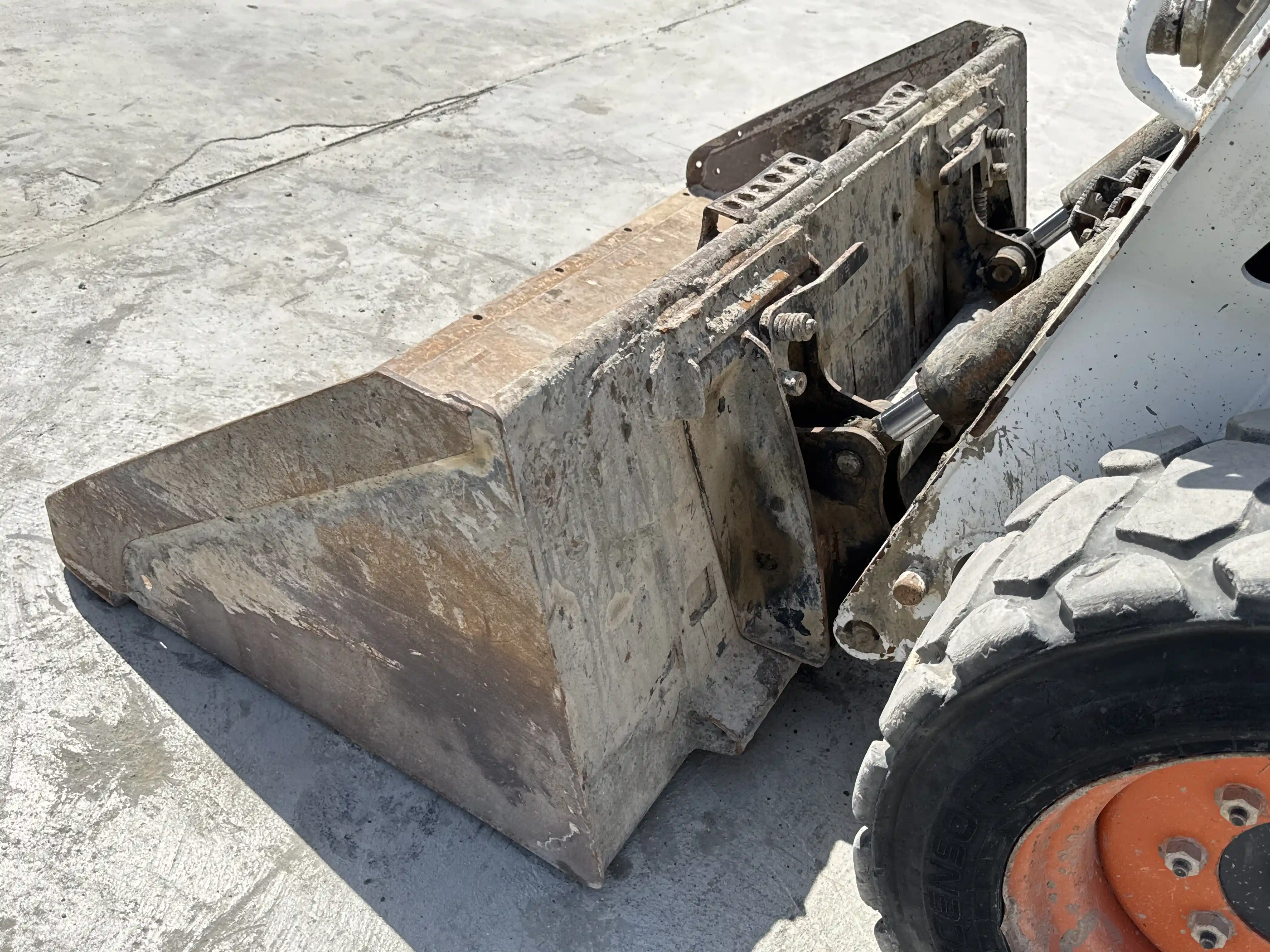 SSL-005-Bobcat-S510-skid-steer-loader-inspection-attachments-loader-bucket-condition-1