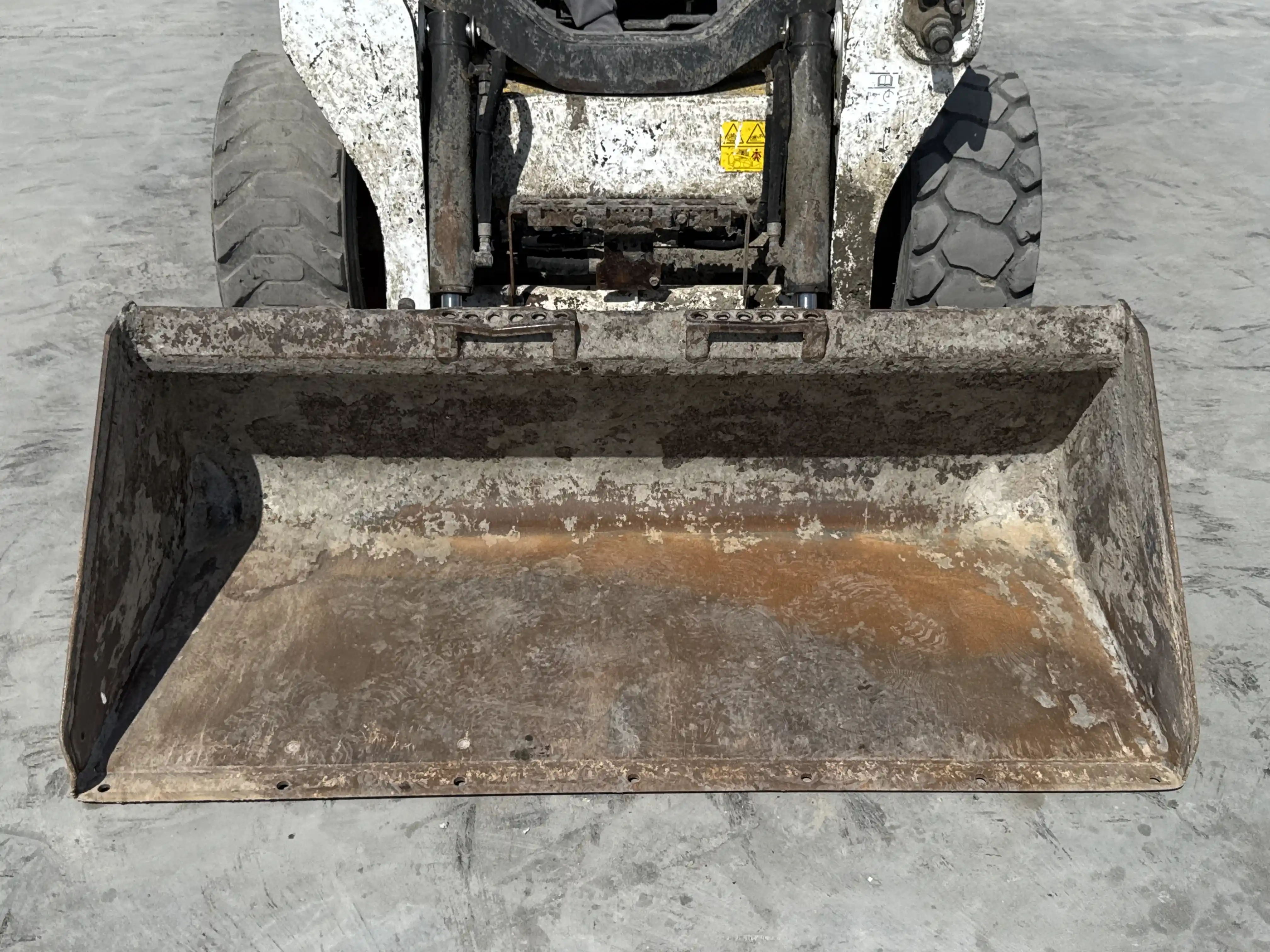 SSL-005-Bobcat-S510-skid-steer-loader-inspection-attachments-loader-bucket-condition-2