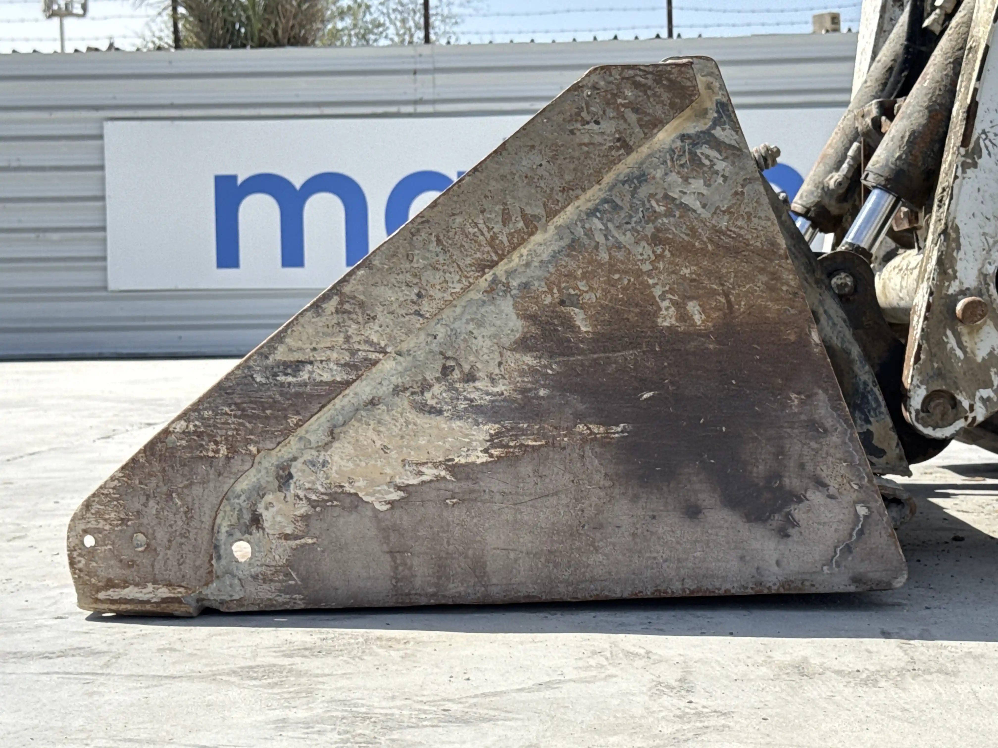 SSL-005-Bobcat-S510-skid-steer-loader-inspection-attachments-loader-bucket-condition-3