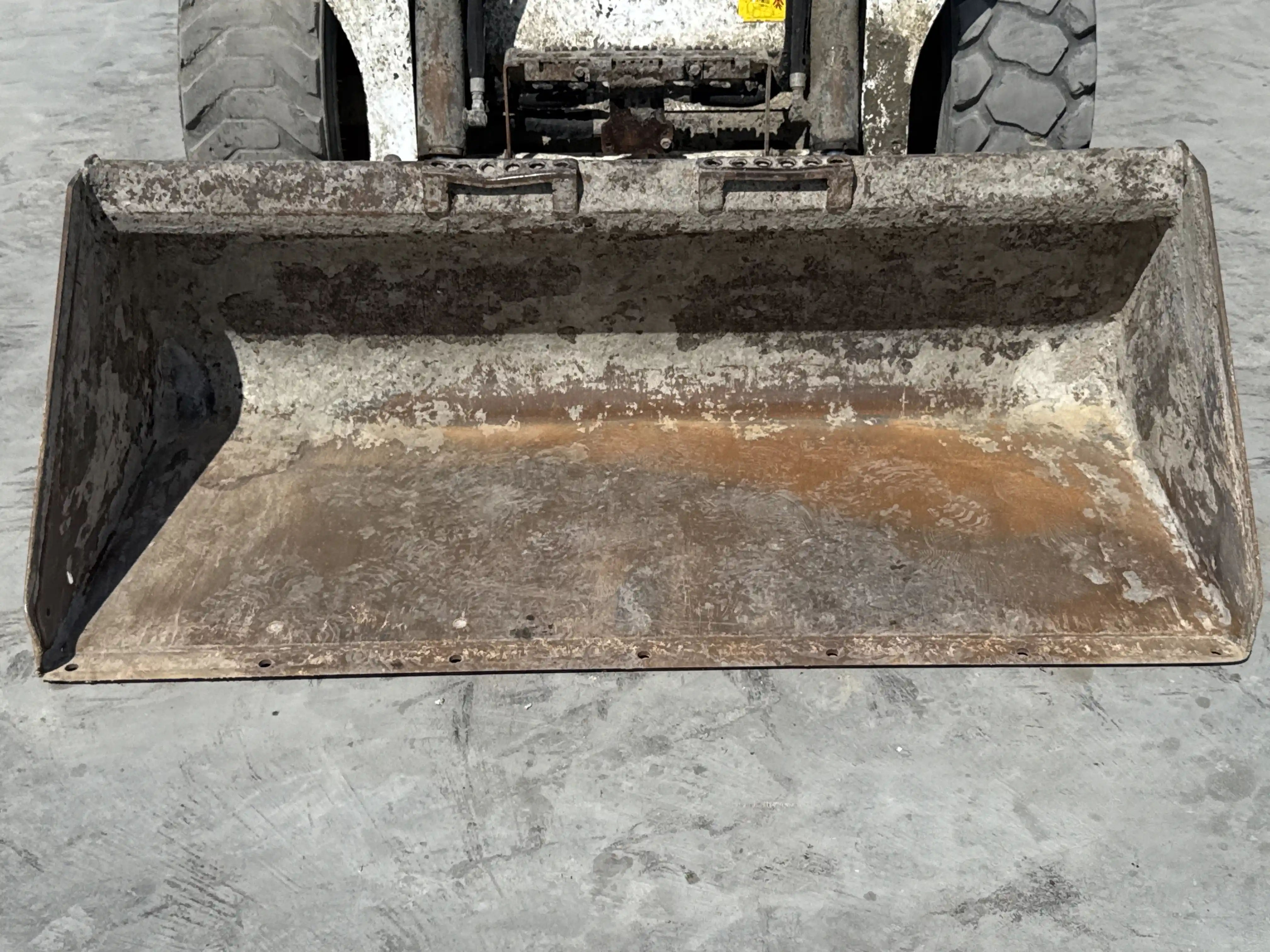 SSL-005-Bobcat-S510-skid-steer-loader-inspection-attachments-loader-bucket-cutting-edge-teeth-2