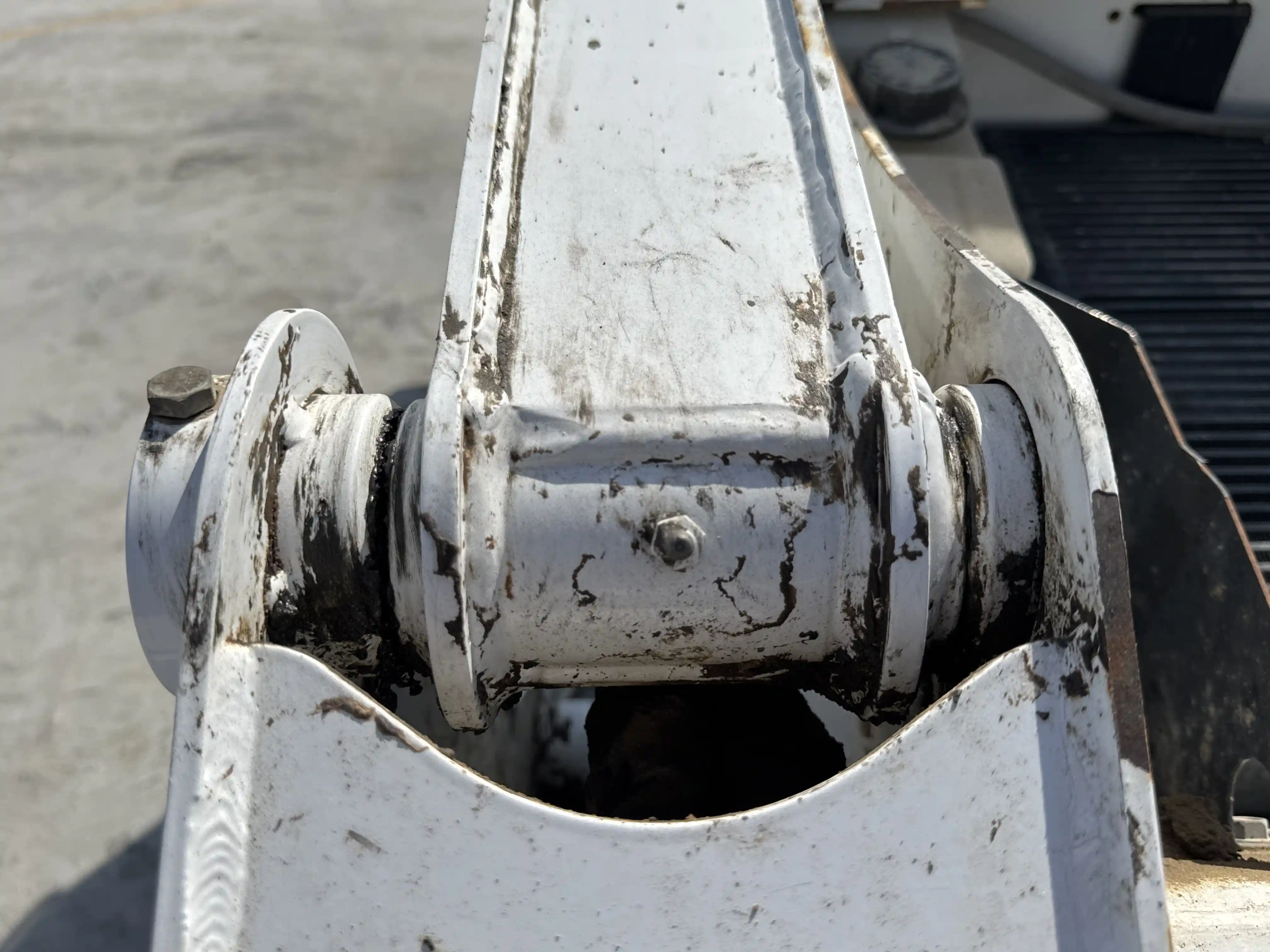 SSL-005-Bobcat-S510-skid-steer-loader-inspection-chassis-lift-arm-base-pin-and-bushings-2