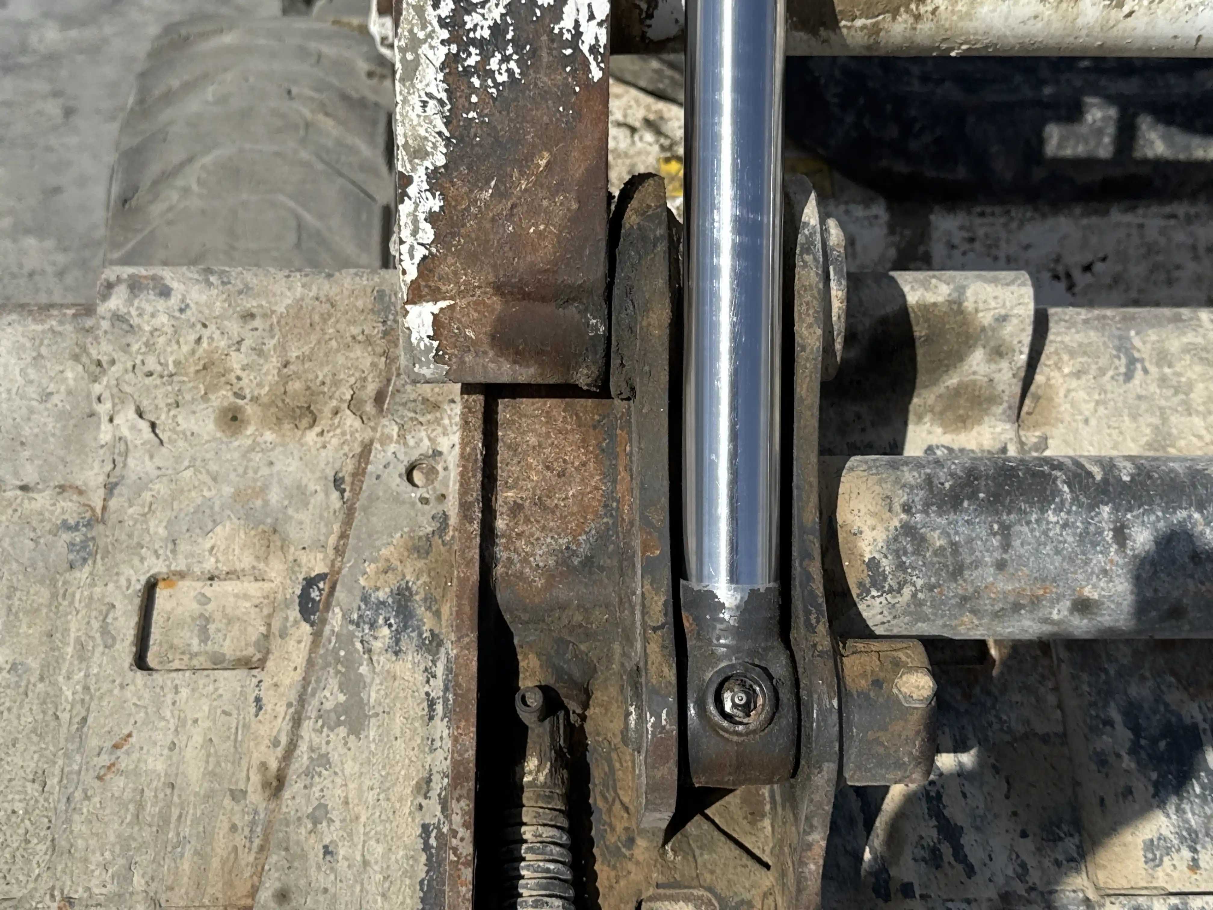 SSL-005-Bobcat-S510-skid-steer-loader-inspection-chassis-pins-and-bushings-lift-arm-to-bucket-1
