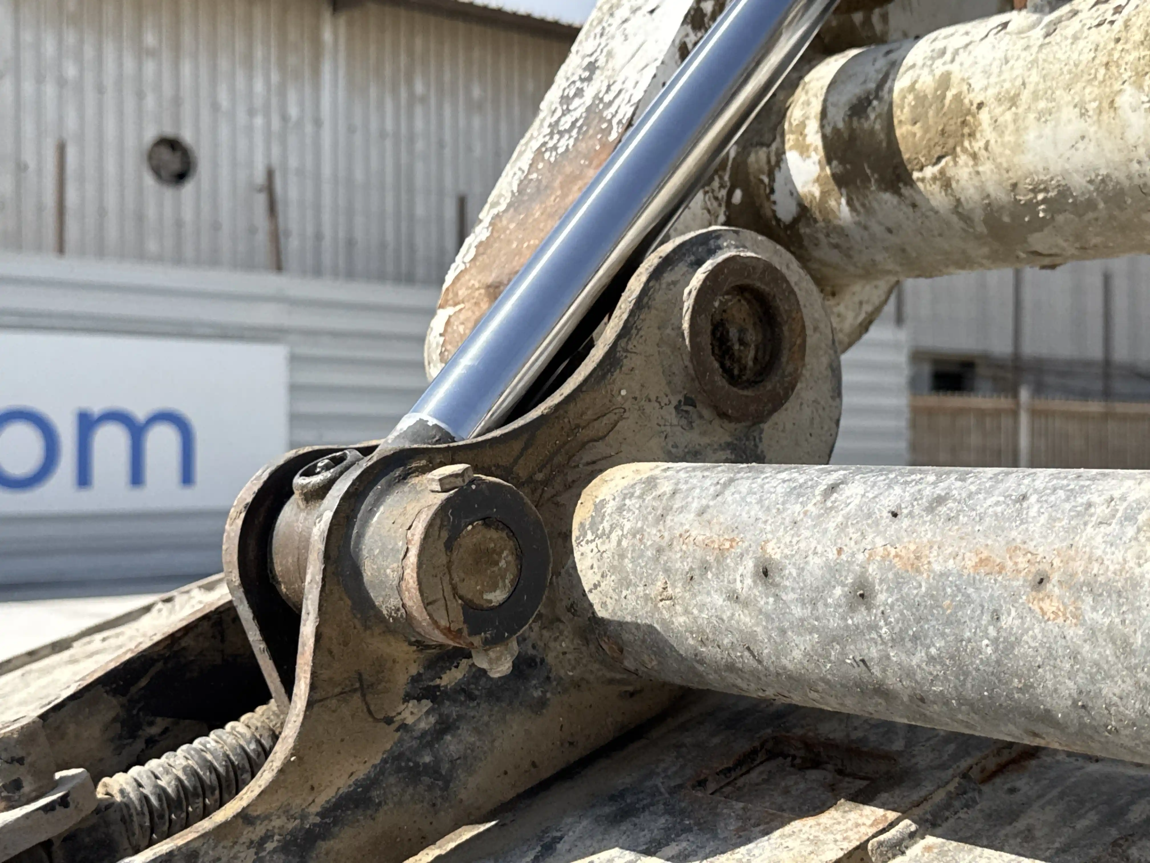 SSL-005-Bobcat-S510-skid-steer-loader-inspection-chassis-pins-and-bushings-lift-arm-to-bucket-2