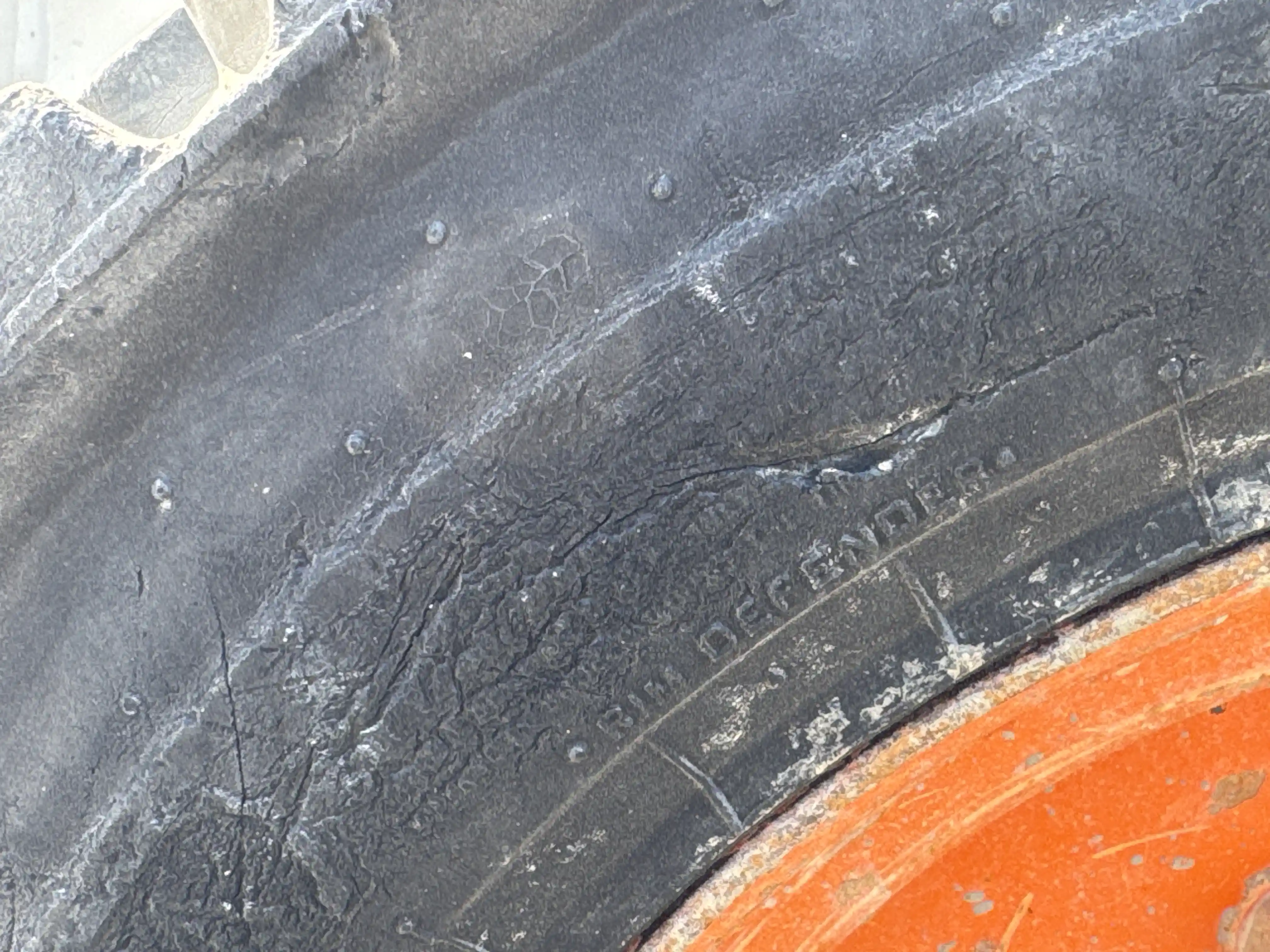 SSL-005-Bobcat-S510-skid-steer-loader-inspection-chassis-left-front-tire-wheel-hub-condition-2