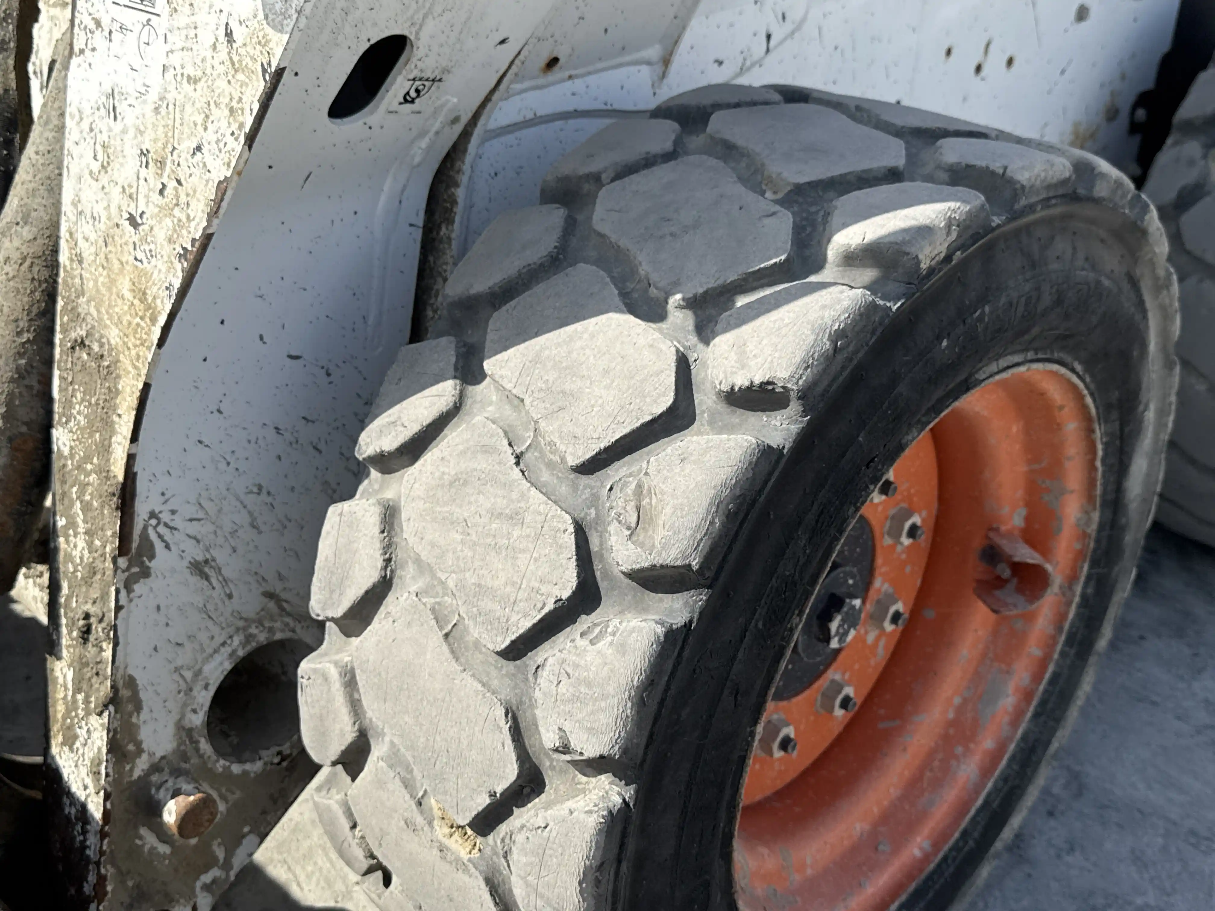 SSL-005-Bobcat-S510-skid-steer-loader-inspection-chassis-left-front-tire-wheel-hub-condition-3