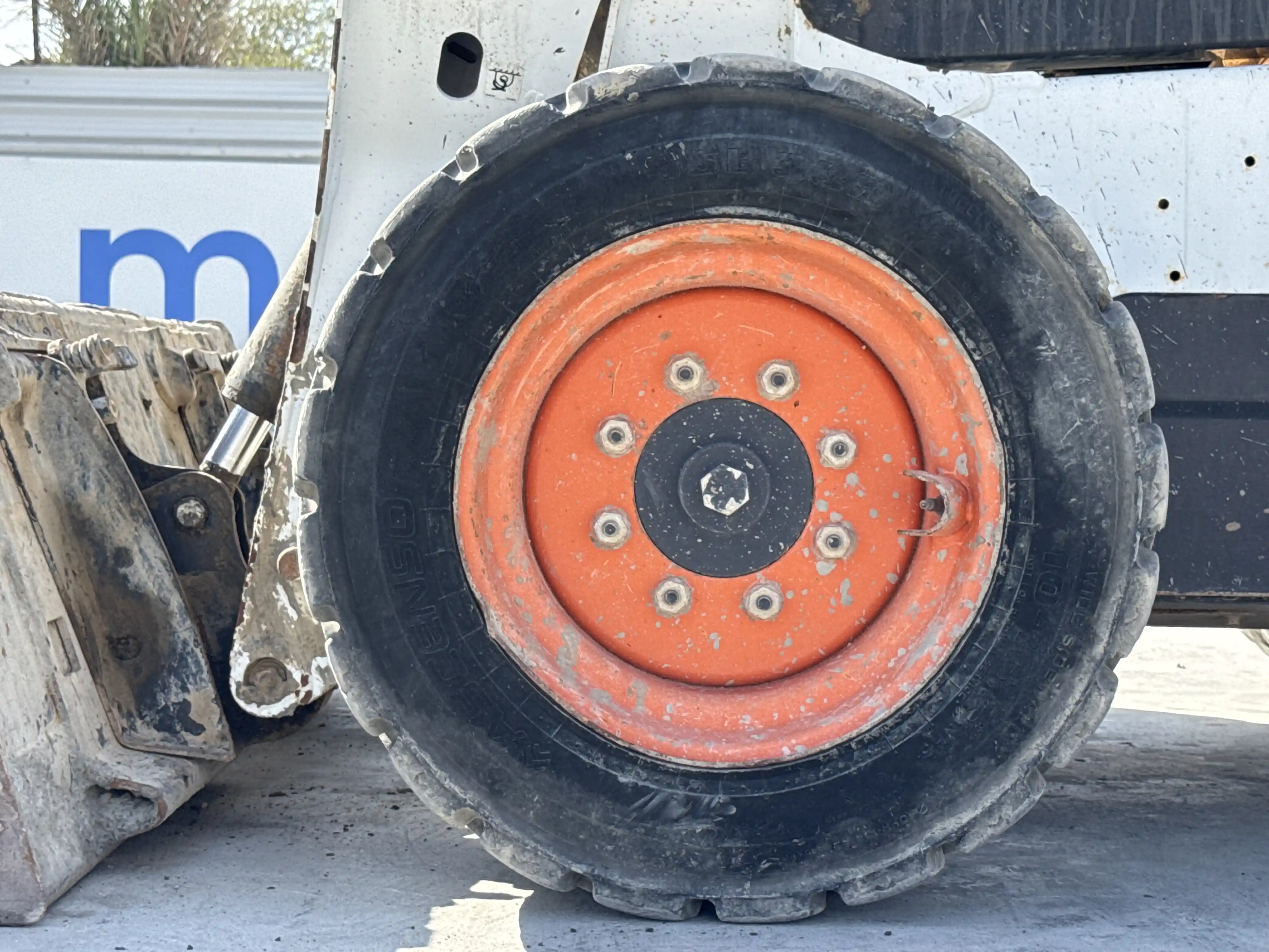 SSL-005-Bobcat-S510-skid-steer-loader-inspection-chassis-left-front-tire-wheel-hub-condition-4