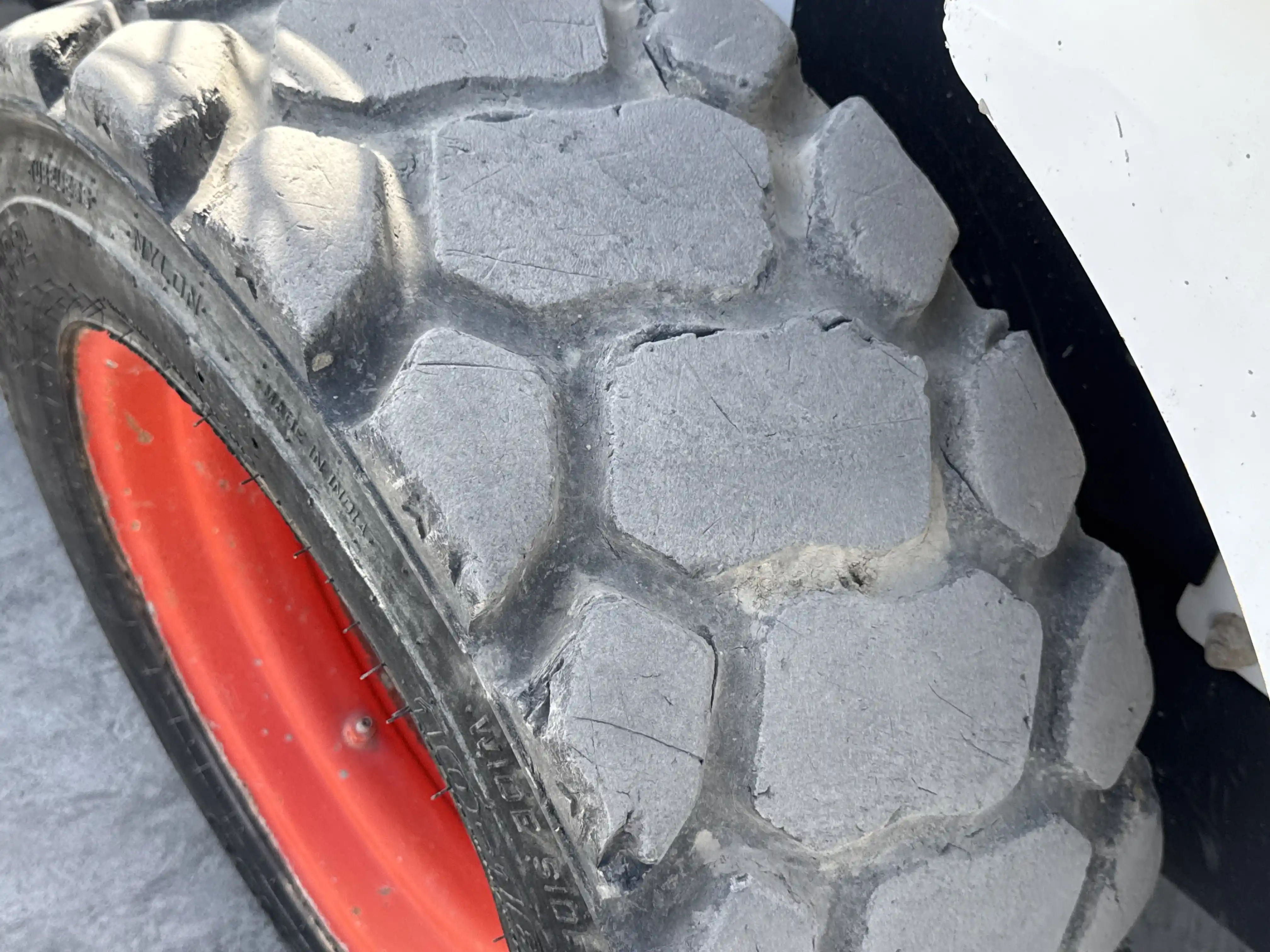 SSL-005-Bobcat-S510-skid-steer-loader-inspection-chassis-left-rear-tire-wheel-hub-condition-1