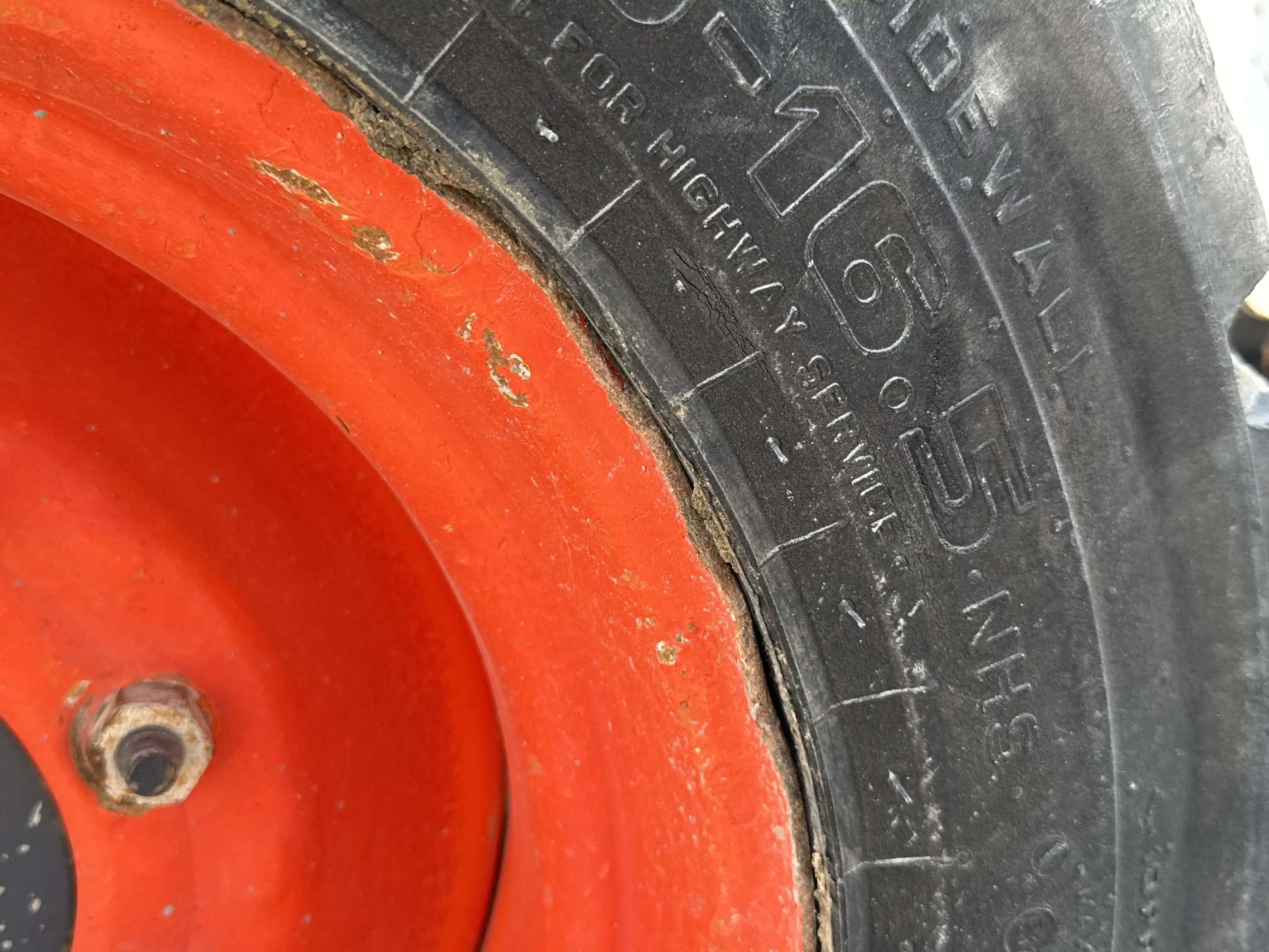 SSL-005-Bobcat-S510-skid-steer-loader-inspection-chassis-left-rear-tire-wheel-hub-condition-2