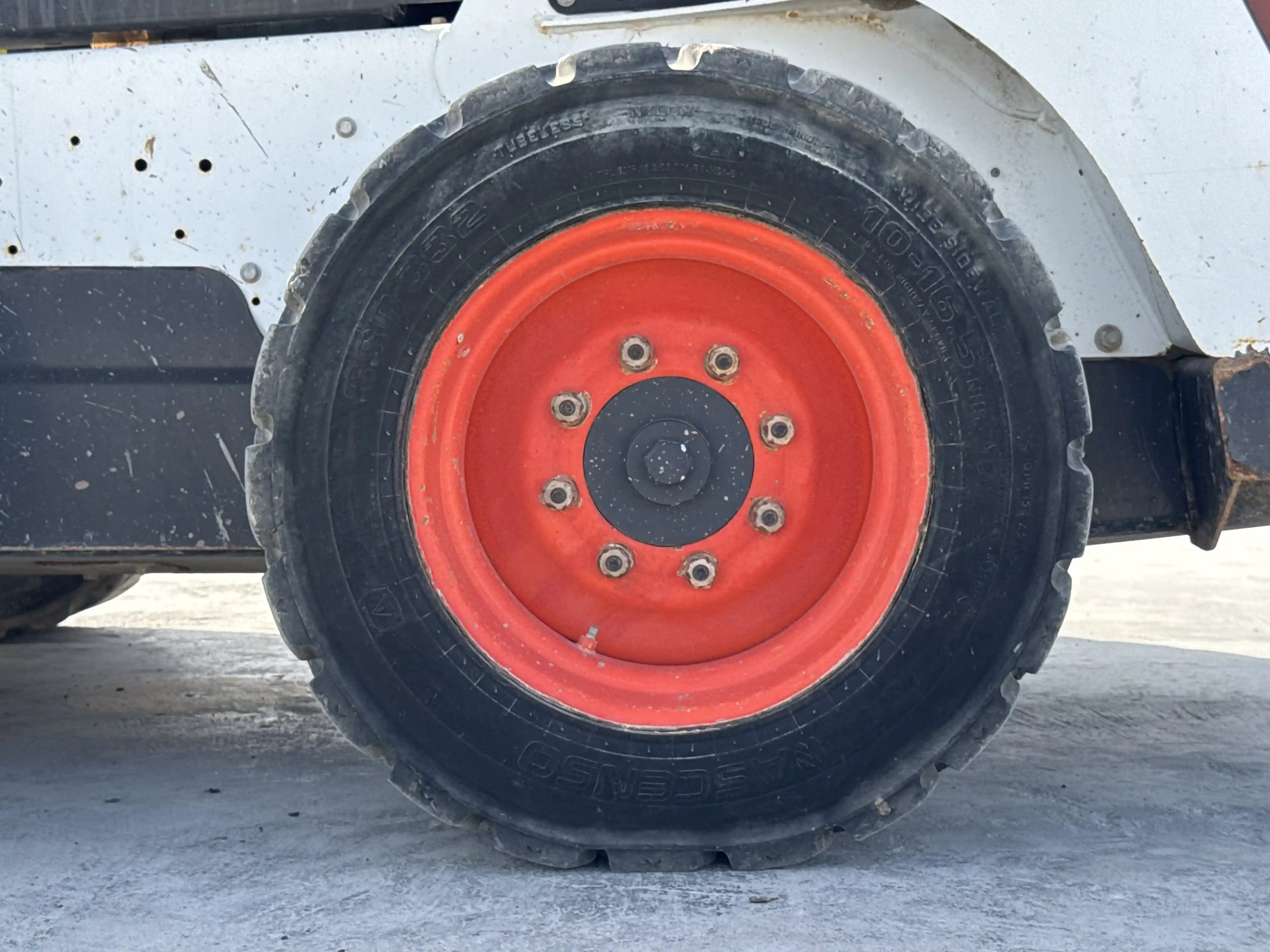 SSL-005-Bobcat-S510-skid-steer-loader-inspection-chassis-left-rear-tire-wheel-hub-condition-4