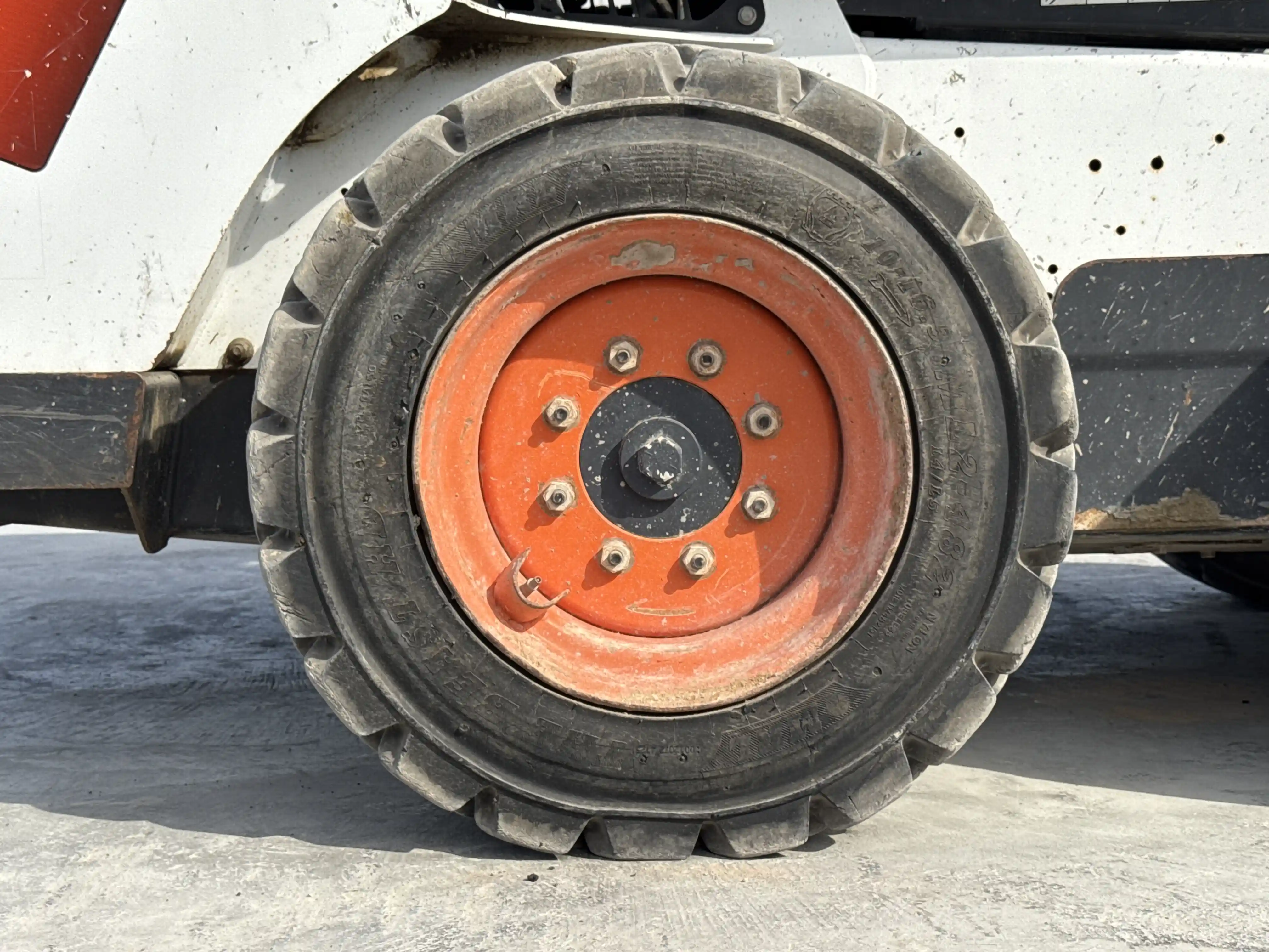 SSL-005-Bobcat-S510-skid-steer-loader-inspection-chassis-right-rear-tire-wheel-hub-condition-1