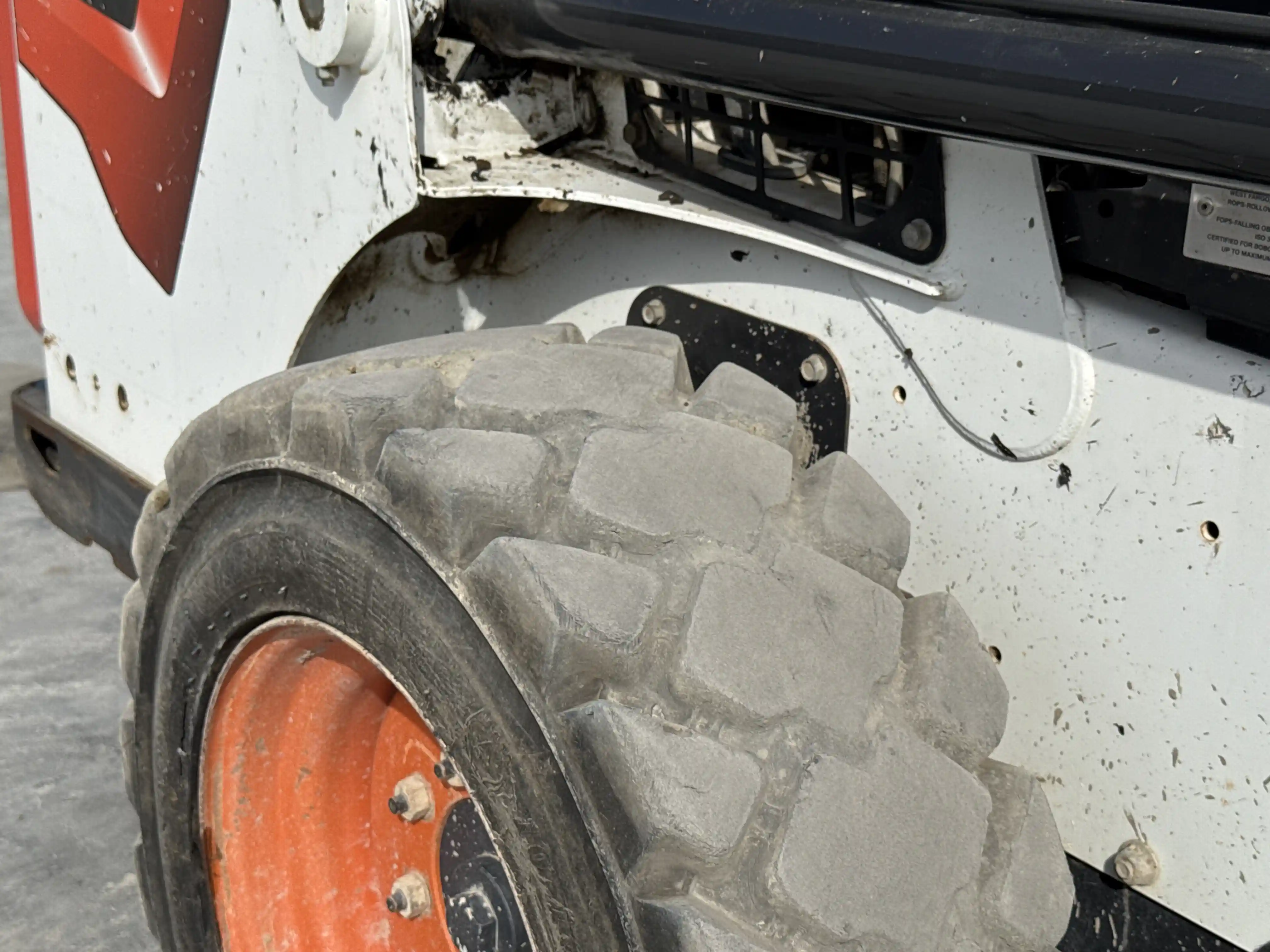 SSL-005-Bobcat-S510-skid-steer-loader-inspection-chassis-right-rear-tire-wheel-hub-condition-2