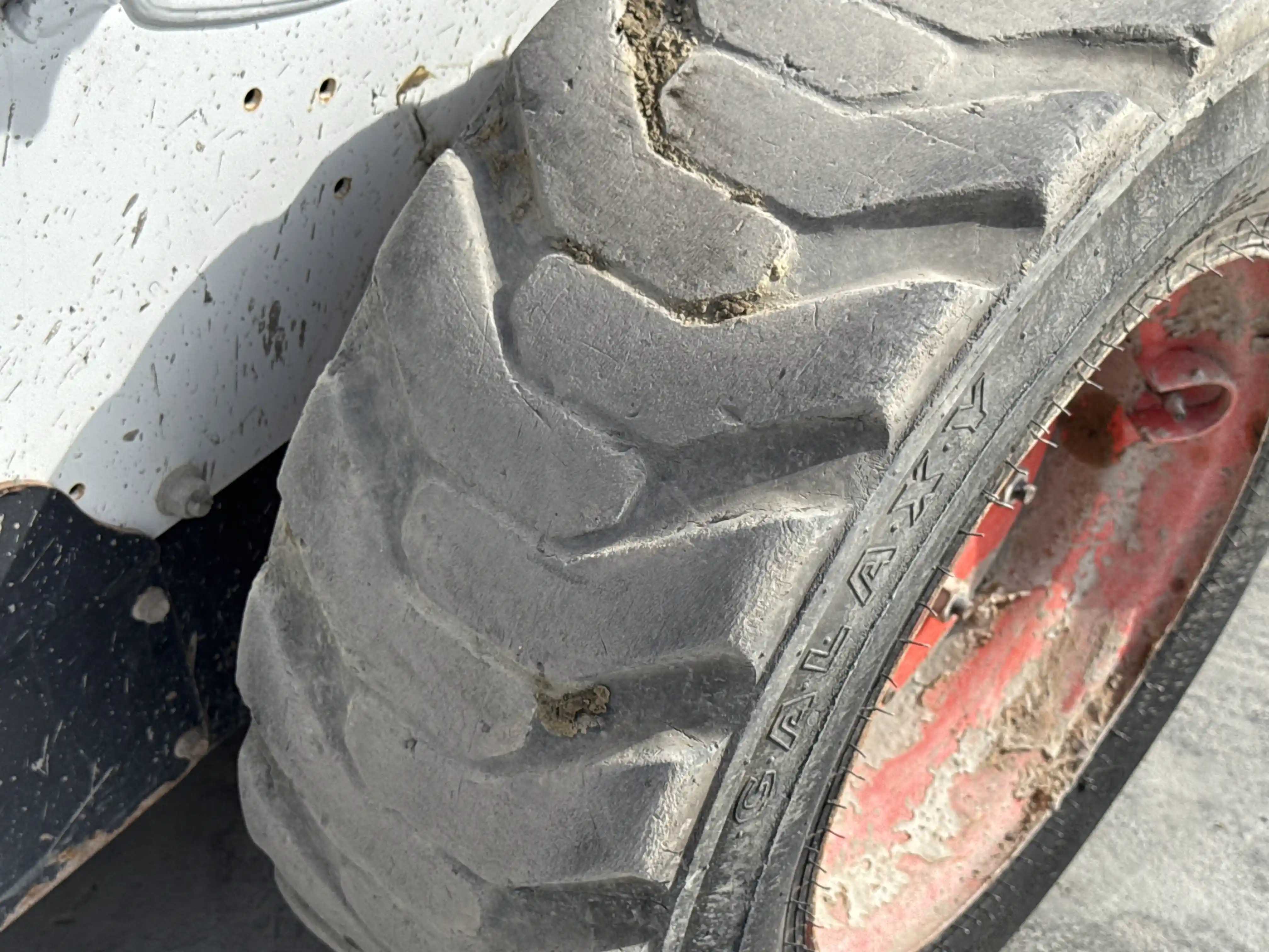 SSL-005-Bobcat-S510-skid-steer-loader-inspection-chassis-right-front-tire-wheel-hub-condition-1