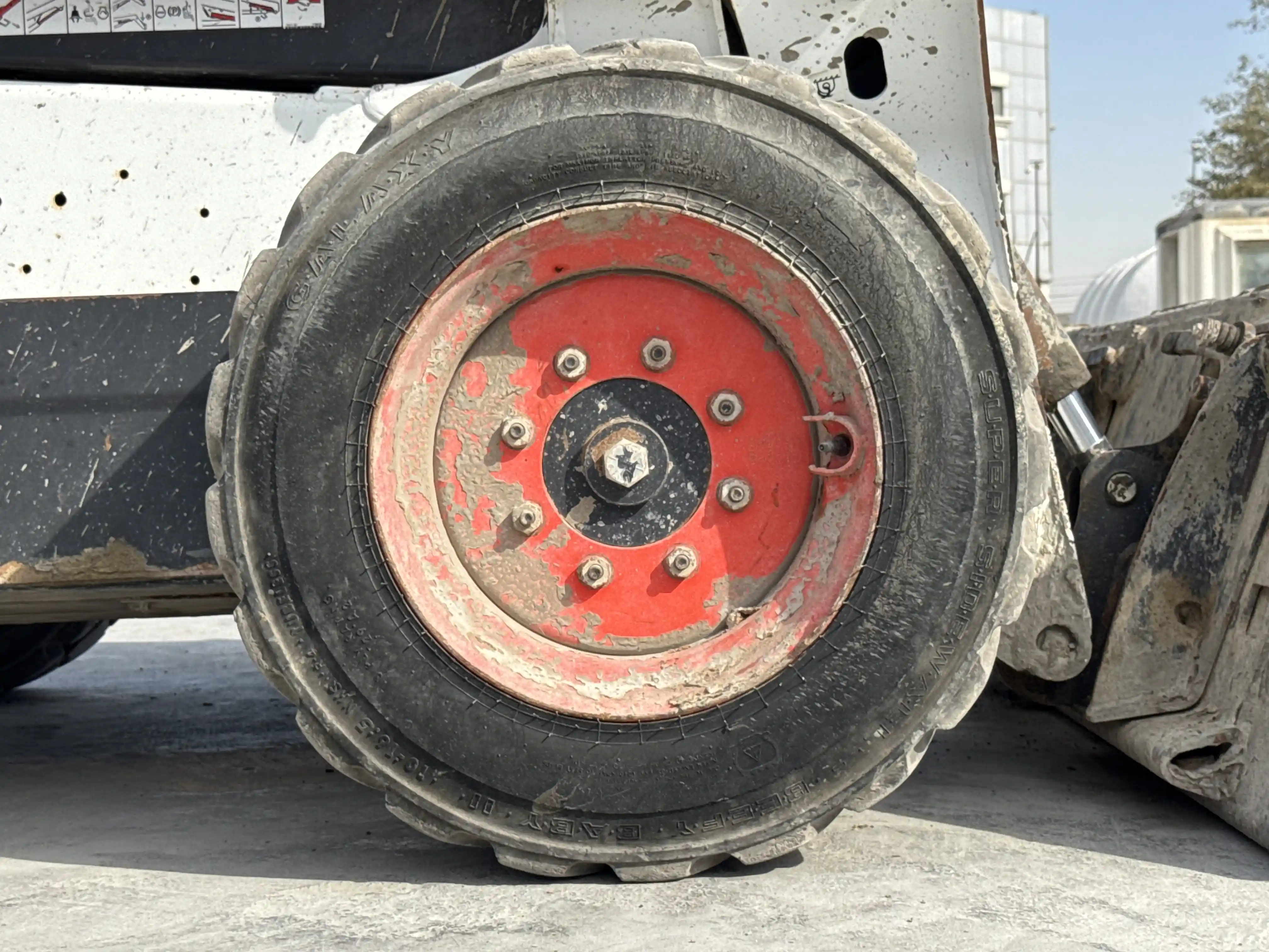 SSL-005-Bobcat-S510-skid-steer-loader-inspection-chassis-right-front-tire-wheel-hub-condition-2