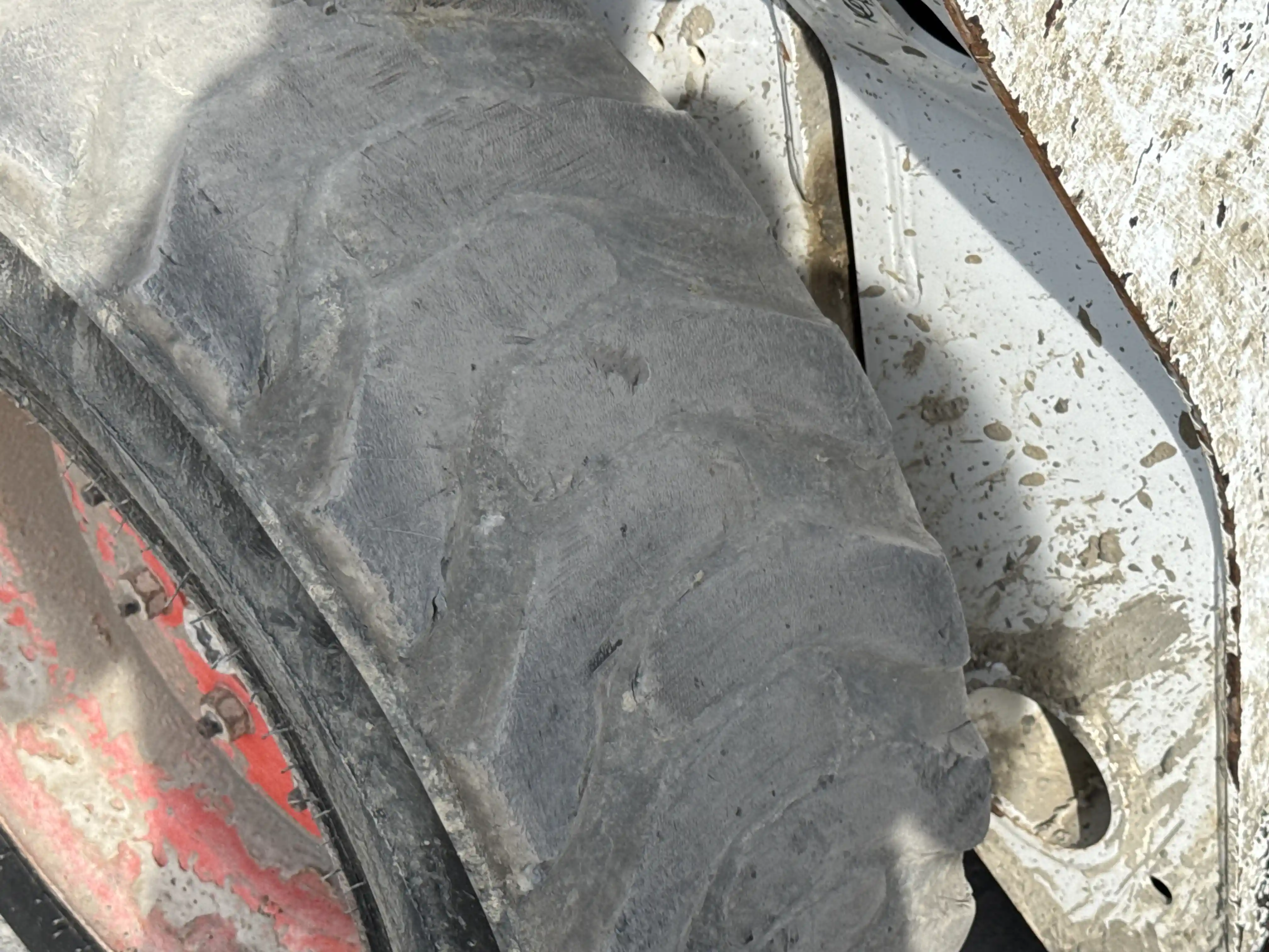 SSL-005-Bobcat-S510-skid-steer-loader-inspection-chassis-right-front-tire-wheel-hub-condition-3