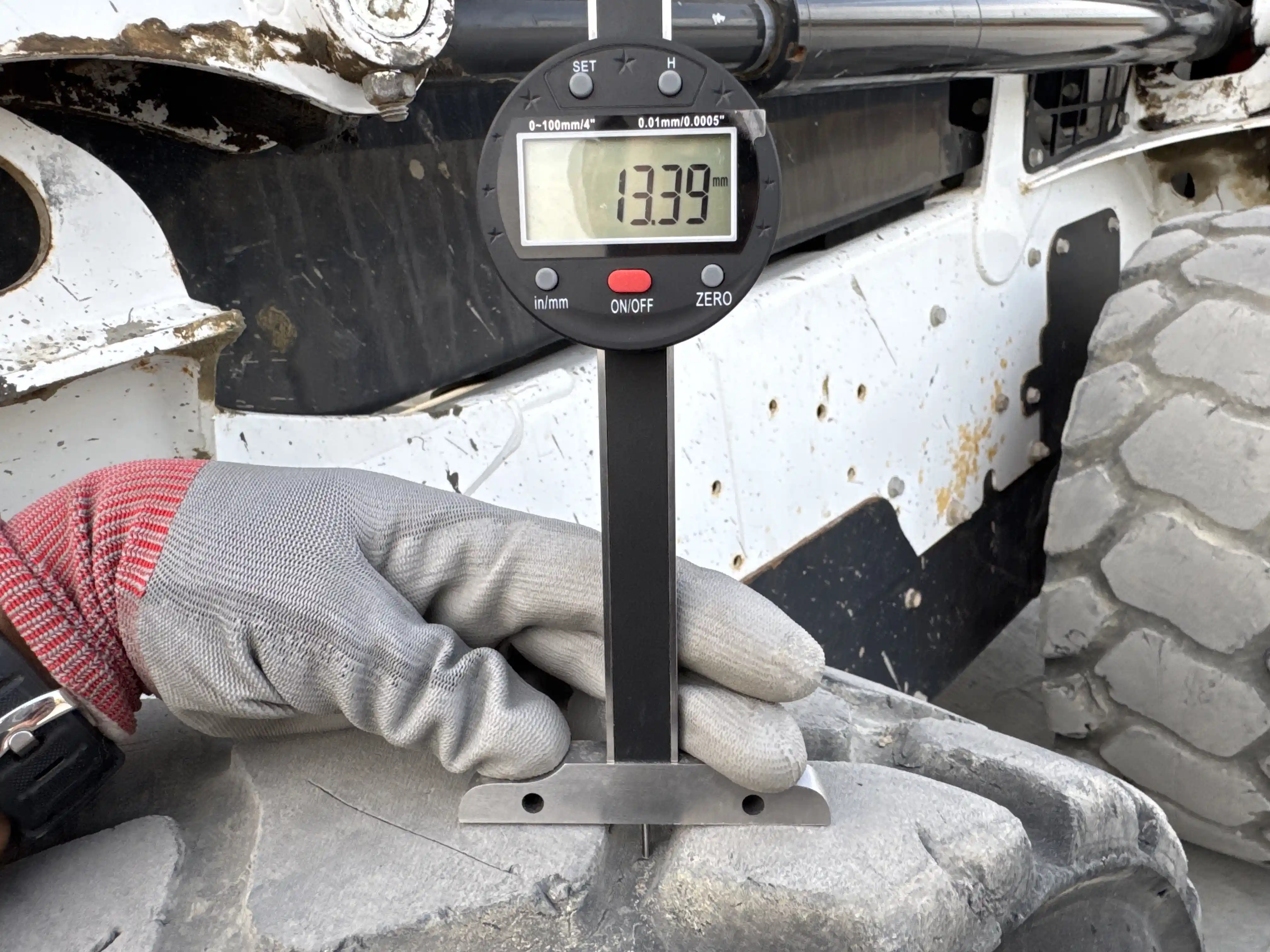 SSL-005-Bobcat-S510-skid-steer-loader-inspection-chassis-left-front-tire-tread-depth
