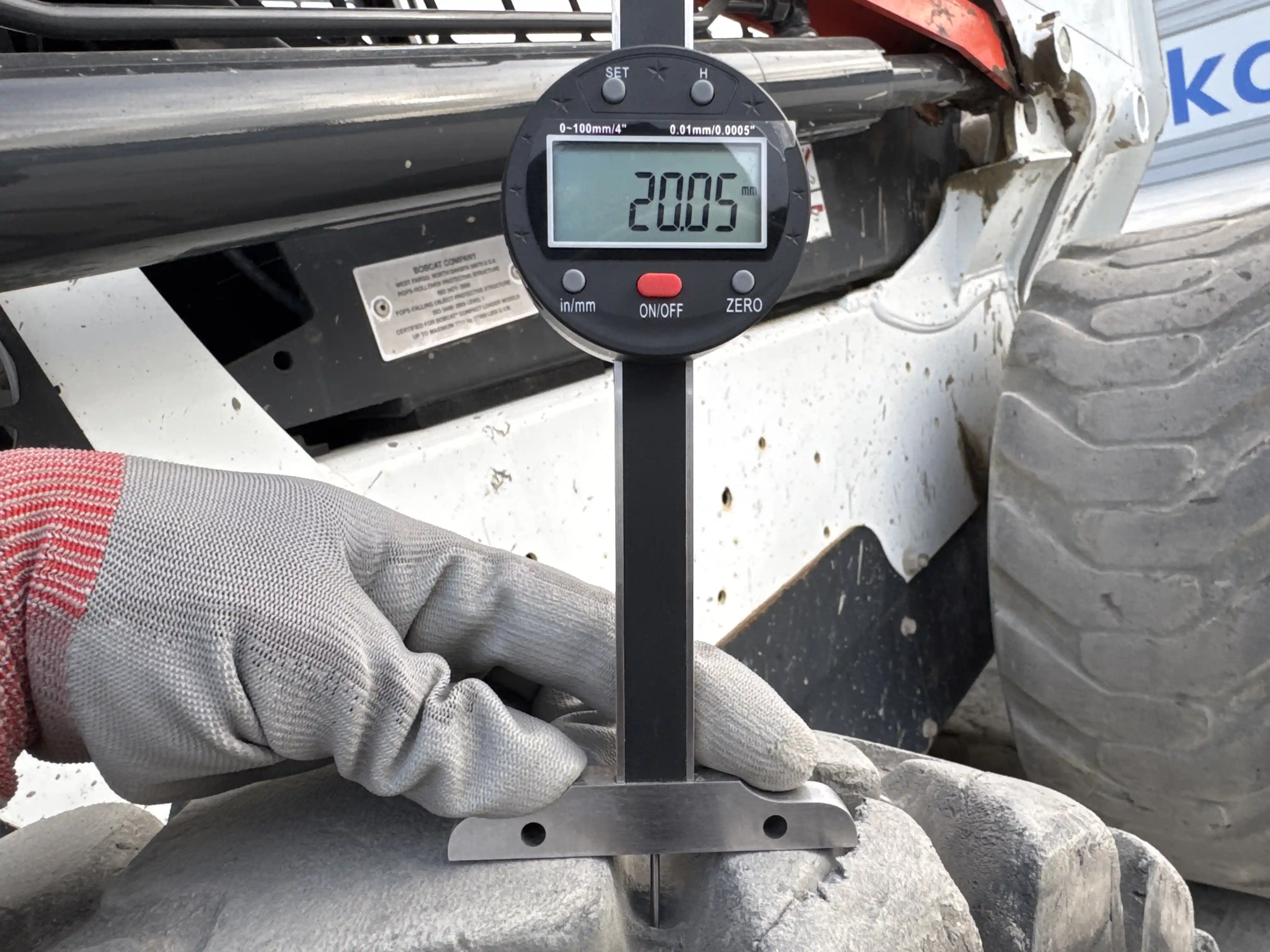 SSL-005-Bobcat-S510-skid-steer-loader-inspection-chassis-right-rear-tire-tread-depth