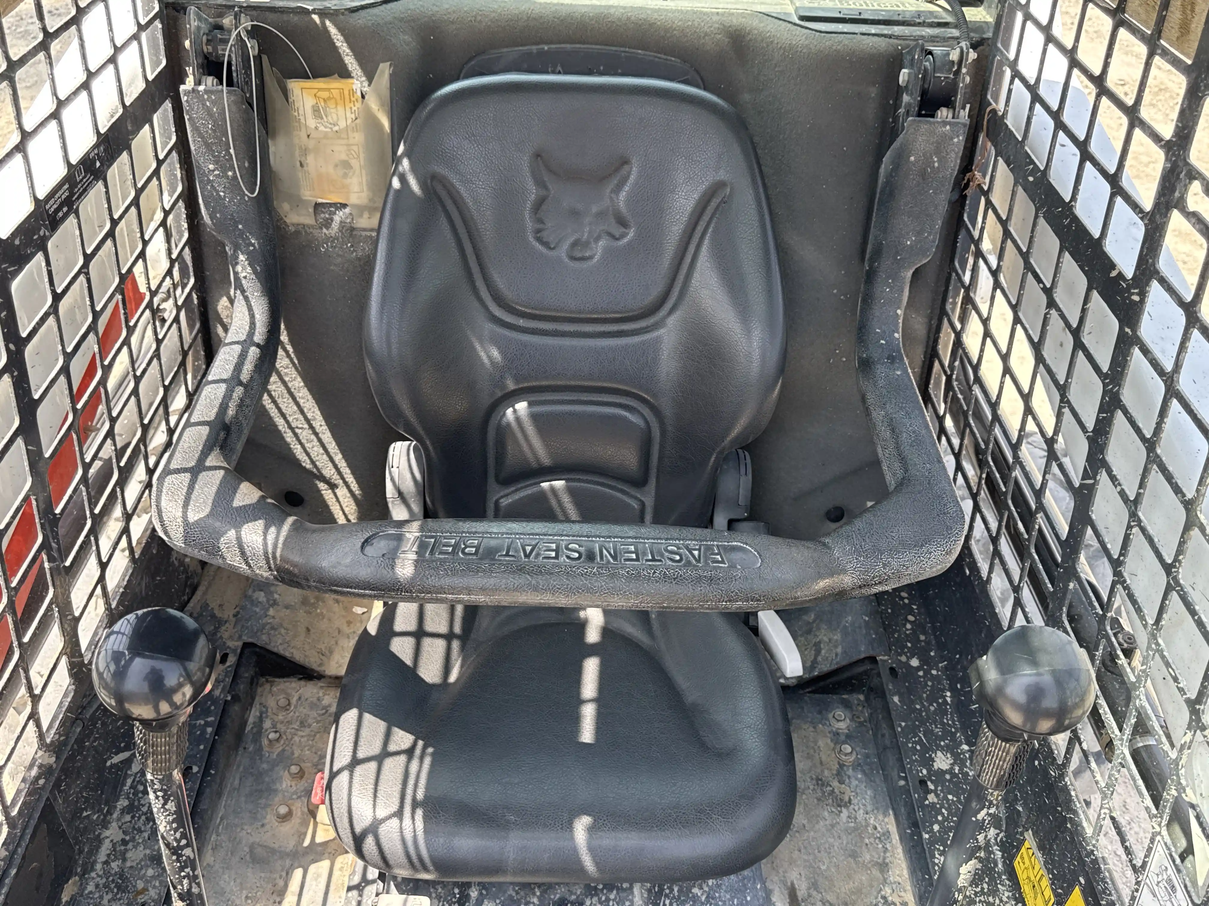 SSL-005-Bobcat-S510-skid-steer-loader-inspection-cabin-seats-armrests-1