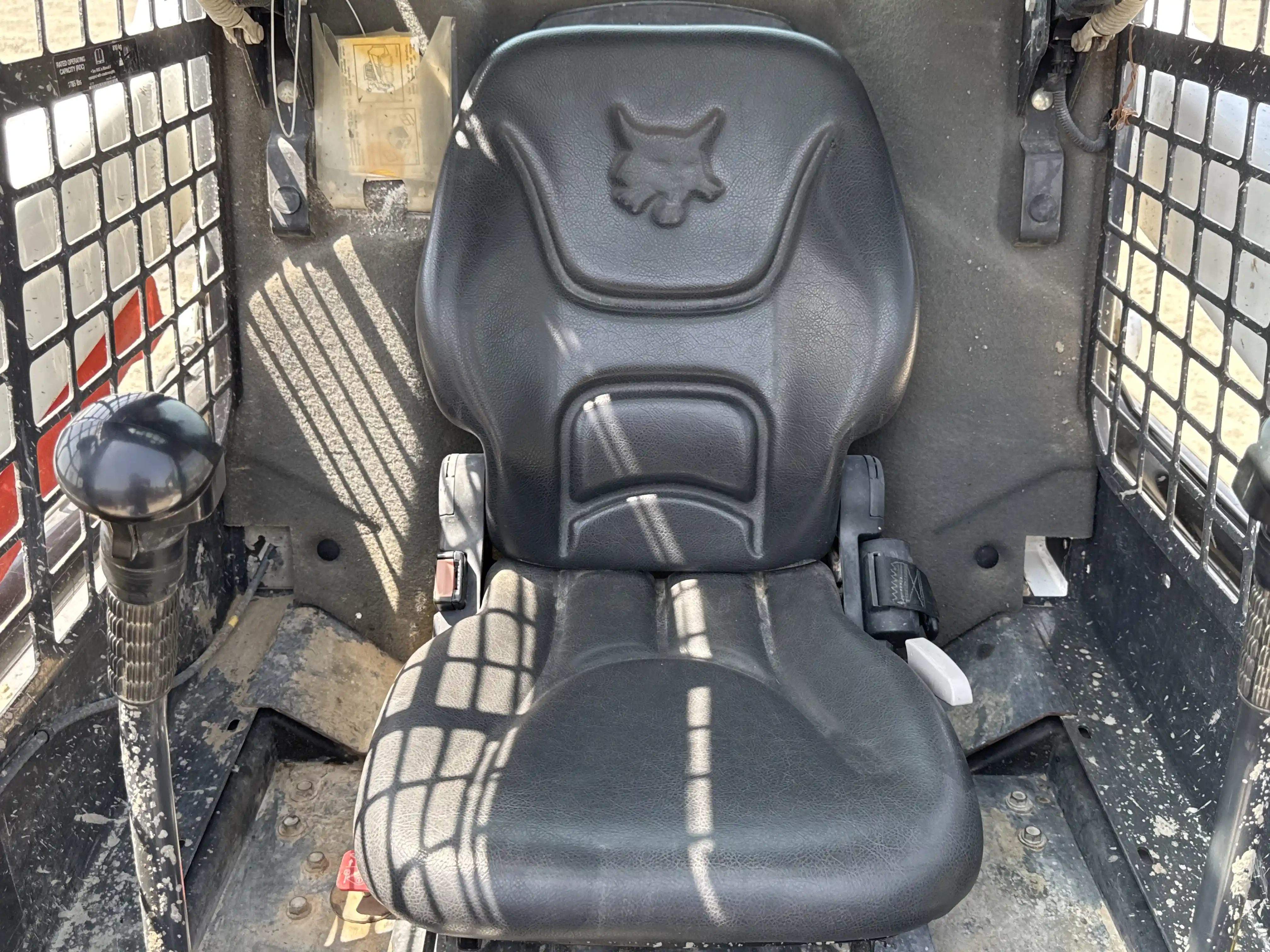 SSL-005-Bobcat-S510-skid-steer-loader-inspection-cabin-seats-armrests-2