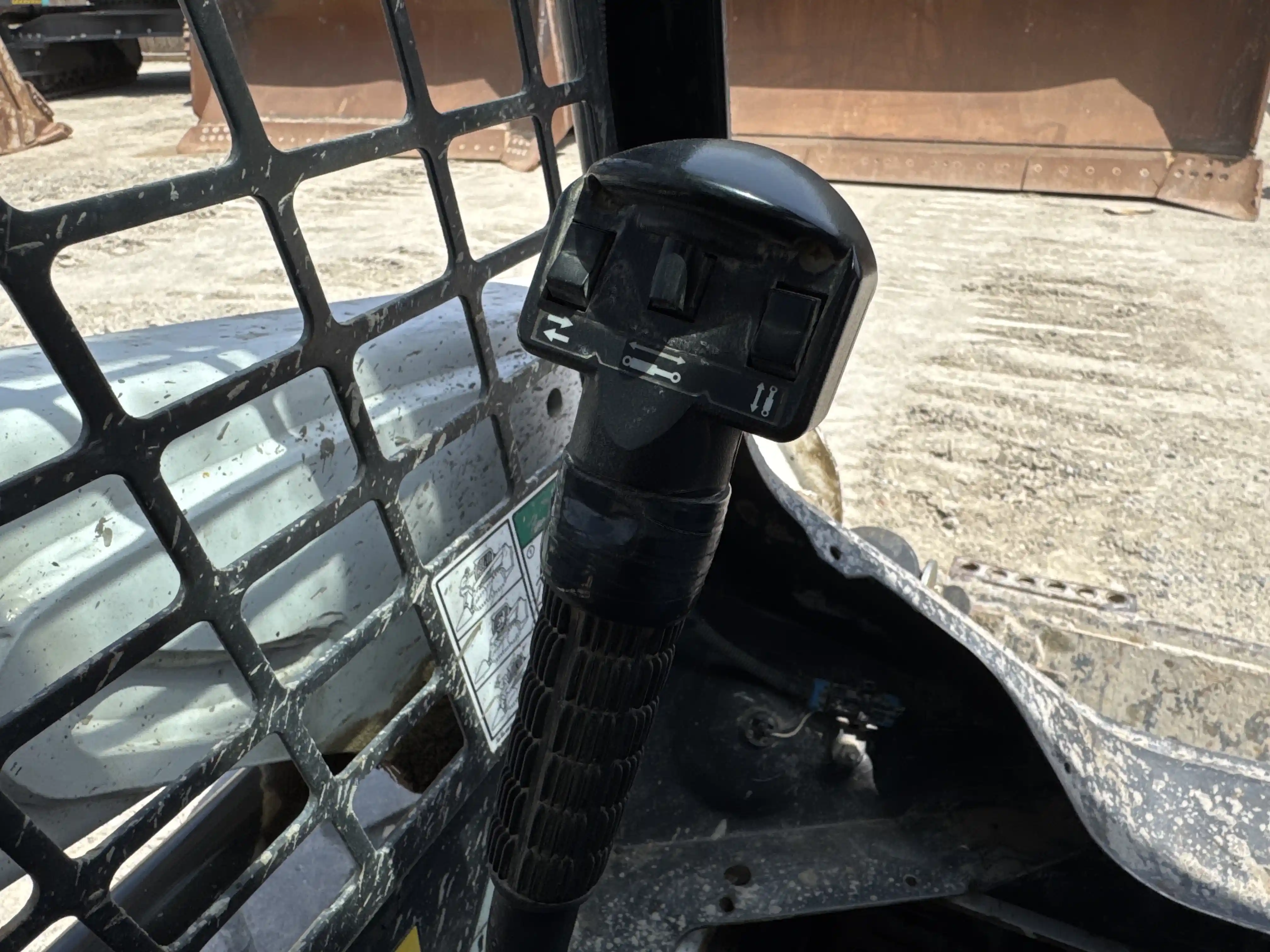 SSL-005-Bobcat-S510-skid-steer-loader-inspection-cabin-joysticks-2