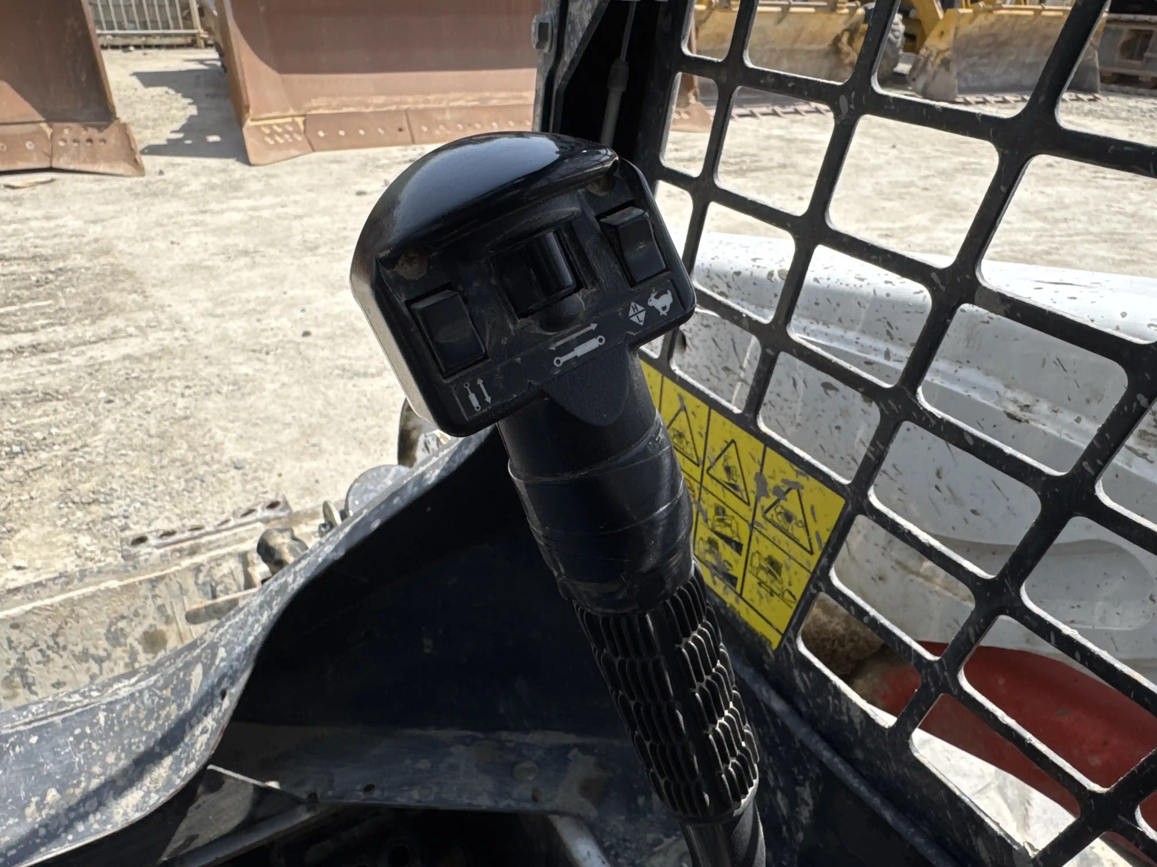 SSL-005-Bobcat-S510-skid-steer-loader-inspection-cabin-joysticks-3